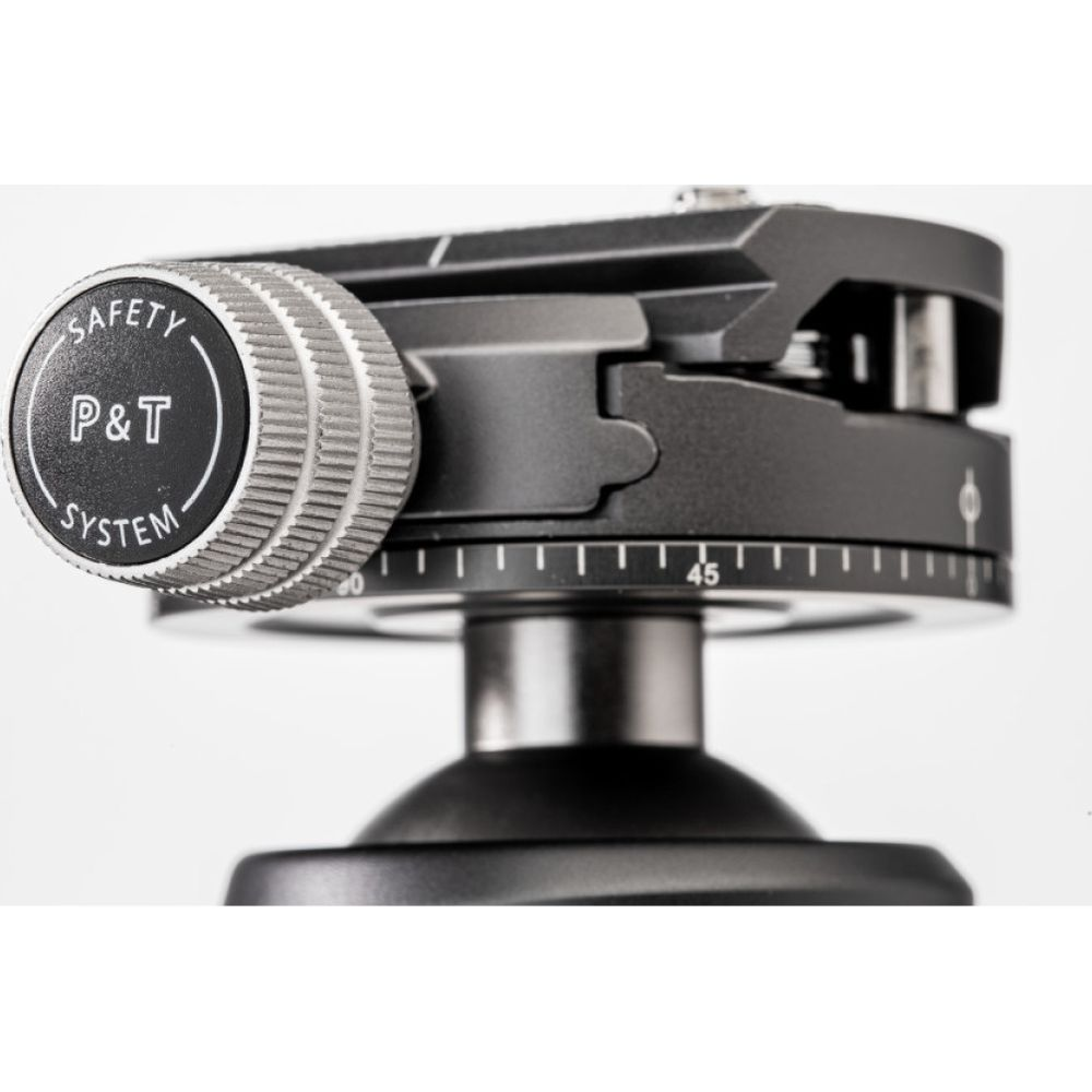 Primo piano di una testa di treppiede per fotocamera nera con marchio "SAFETY P&T SYSTEM".