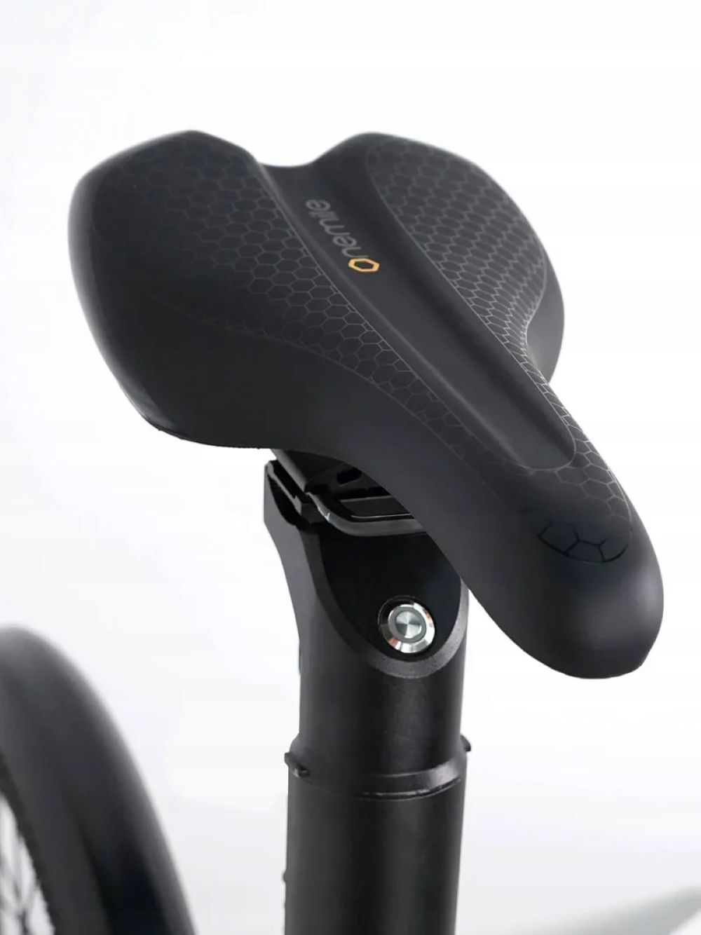 Sella da bicicletta nera con motivo a nido d'ape e logo su sfondo bianco.