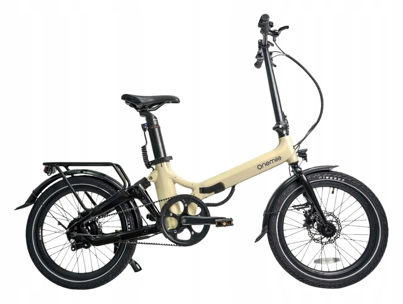Una bicicleta eléctrica plegable beige con neumáticos, llantas y portaequipajes negros.