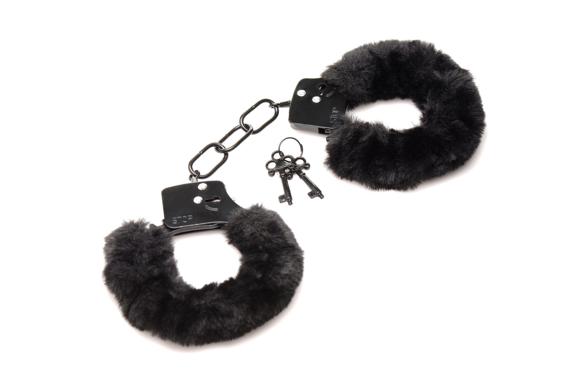 Esposas de piel negra con cadena y dos llaves sobre fondo blanco.