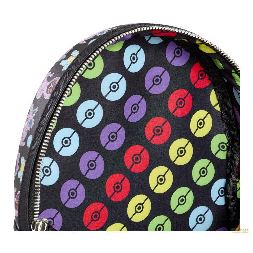Una mochila negra con Pokébolas coloridas y personajes de Pokémon en el exterior.