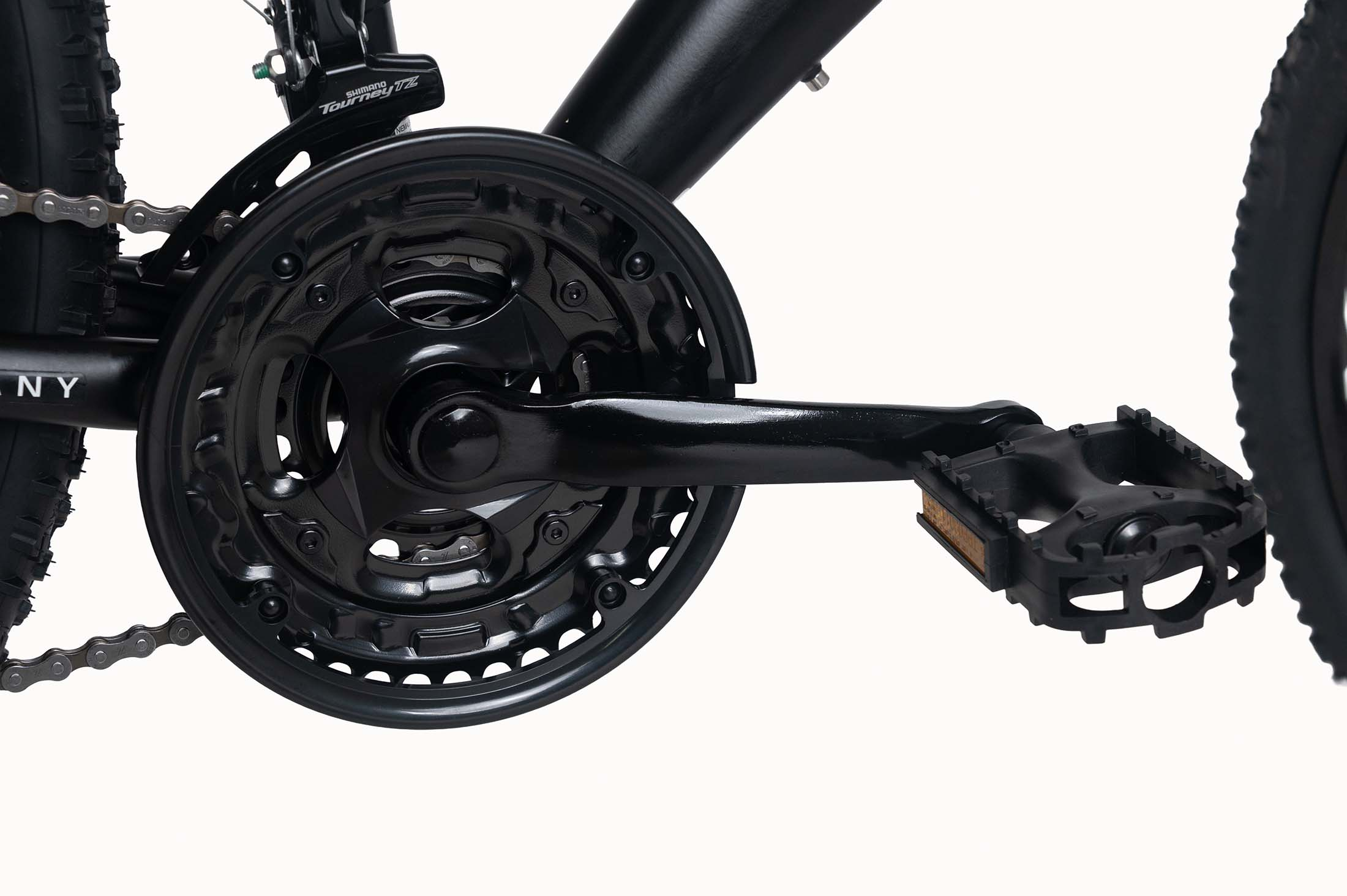 Nahaufnahme einer schwarzen Fahrradkurbelgarnitur mit Kette und Pedal.