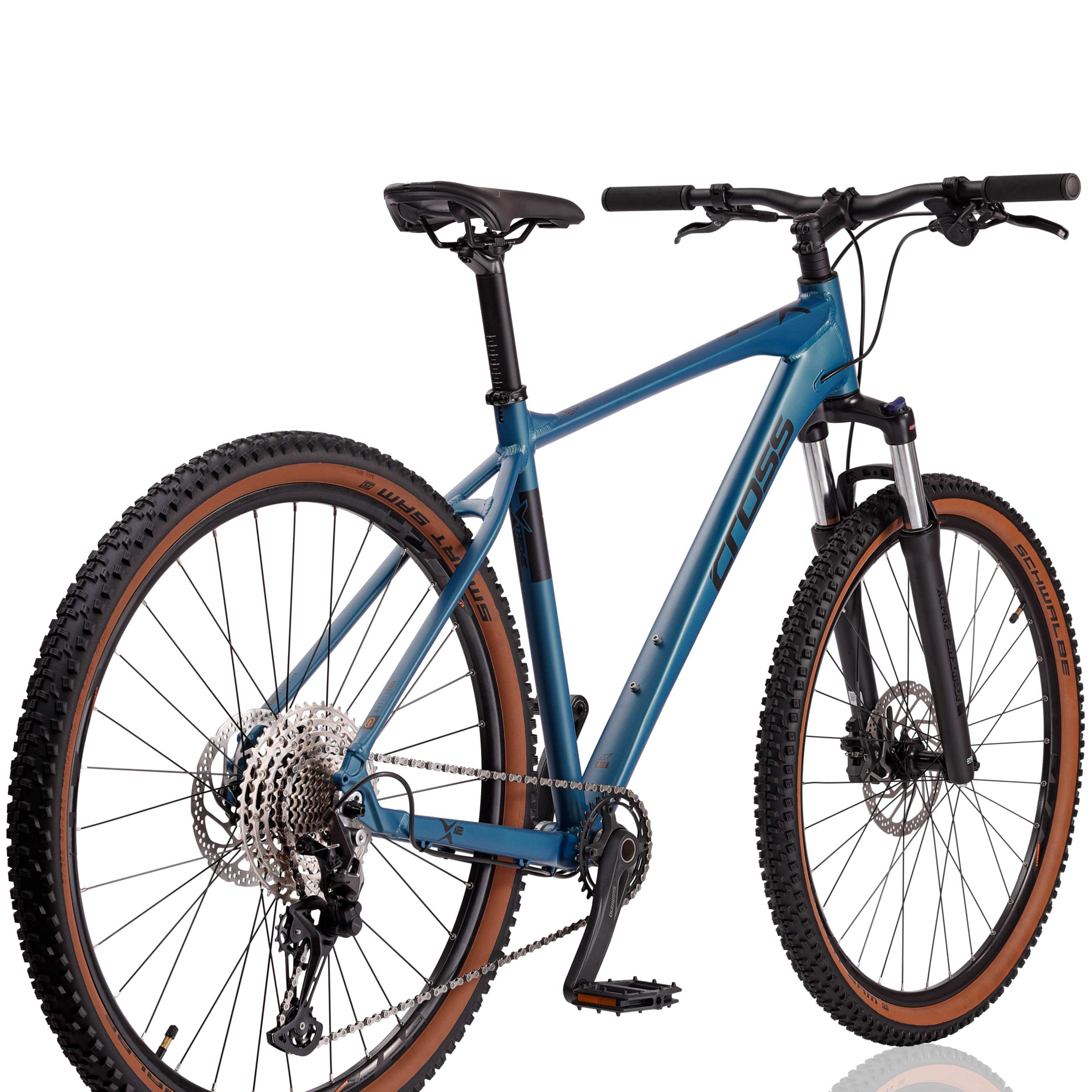 Ein blaues Mountainbike mit braunen Reifen und silberner Schaltung, auf weißem Hintergrund.