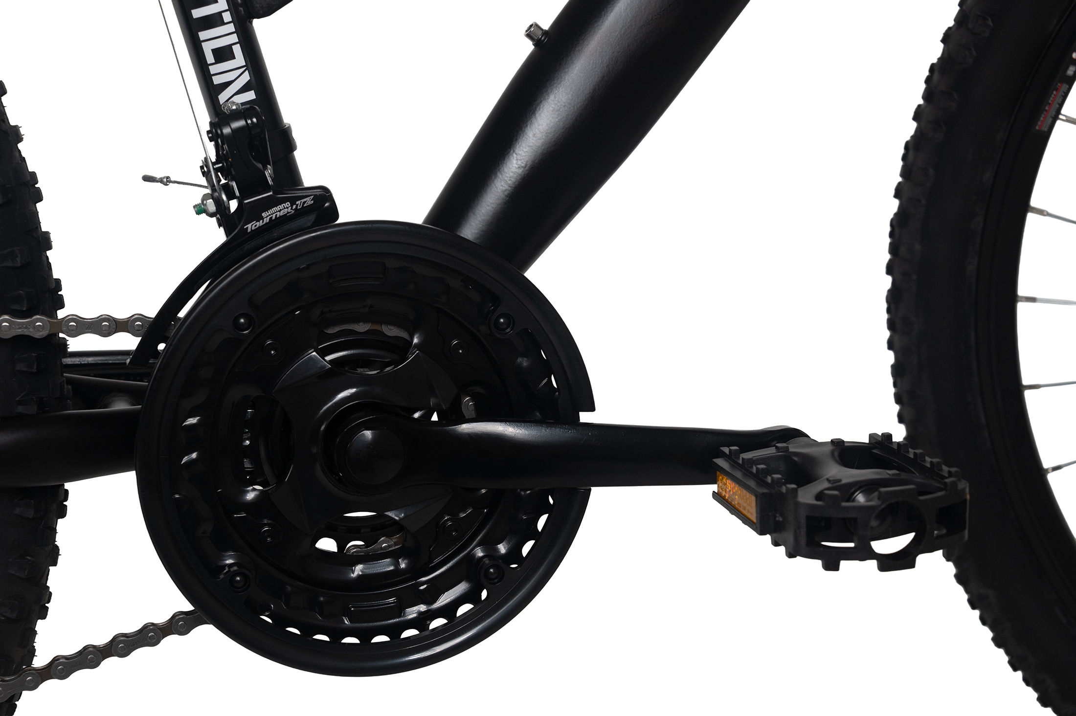 Nahaufnahme der schwarzen Fahrradkurbel mit Kette und Pedal.
