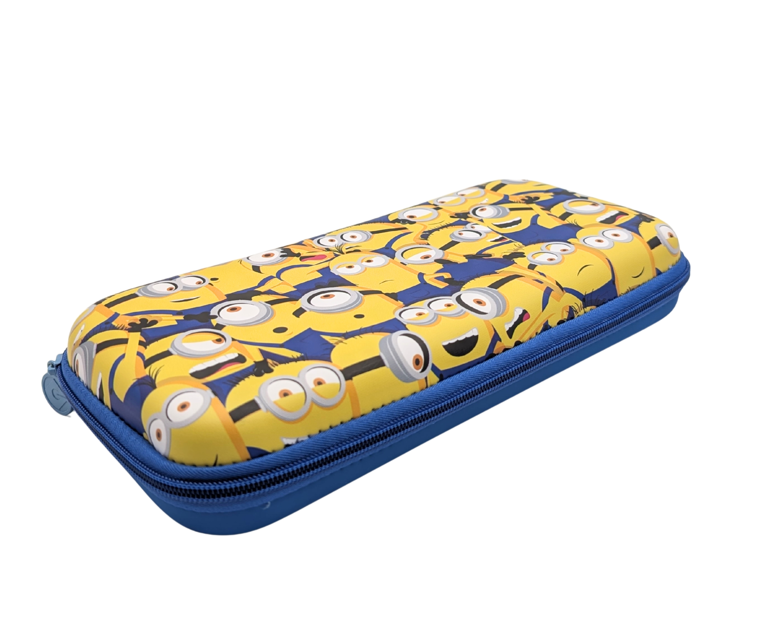 Estuche azul con cremallera y estampado de Minions en la parte superior.