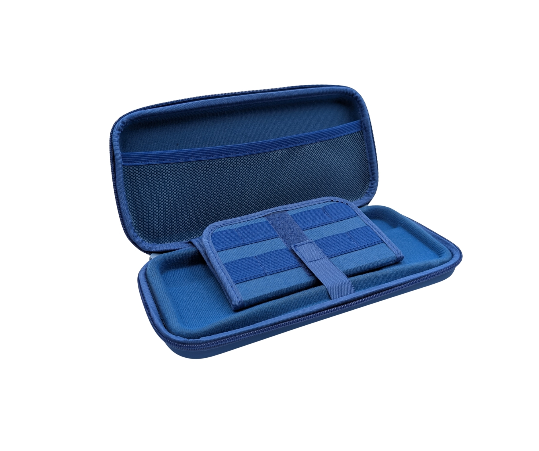 Un estuche azul abierto con bolsillo de malla y correas para asegurar objetos.