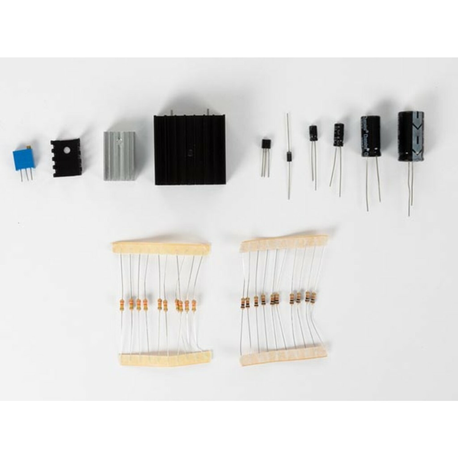 Componenti elettronici: resistori, condensatori, transistor e dissipatori.