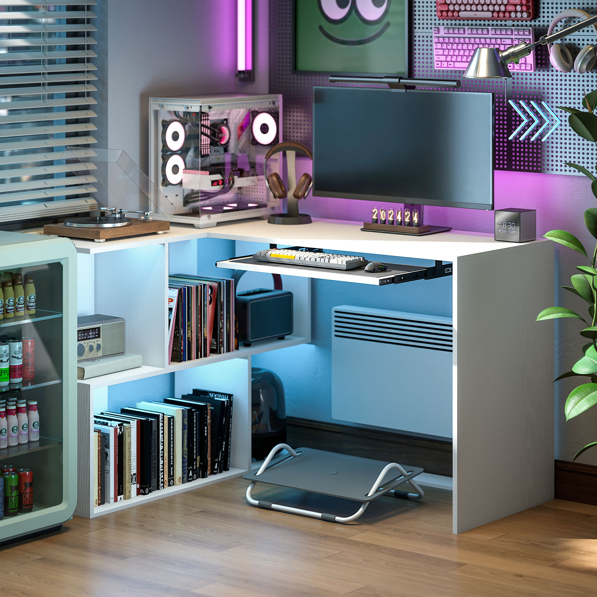 Una postazione da gaming con PC, monitor, tastiere, cuffie, libri e giradischi.