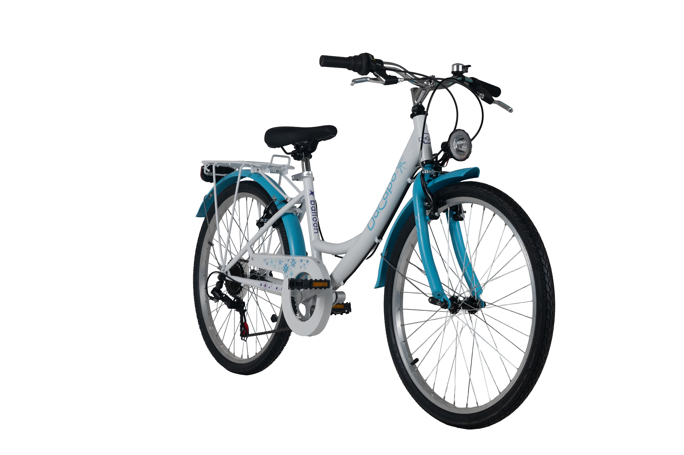 Ein weißes und blaues Fahrrad mit Gepäckträger und Scheinwerfer.