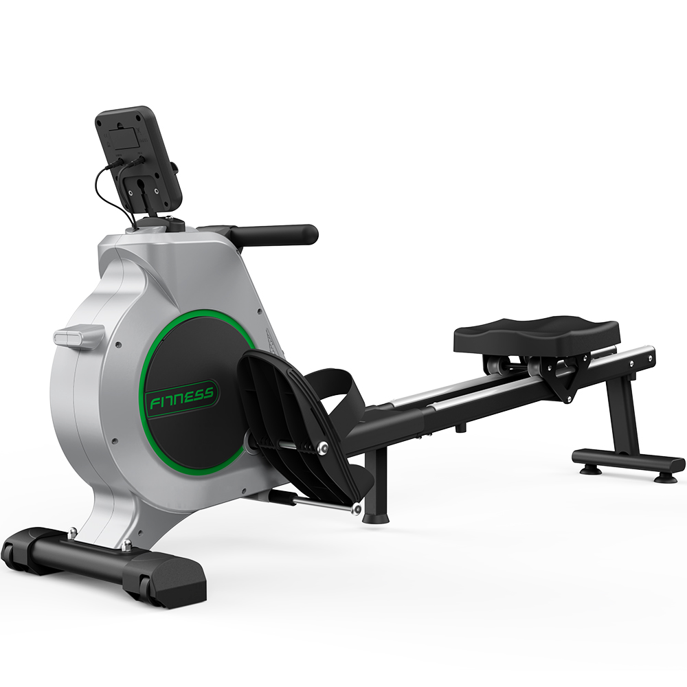 Srebrna wioślarka z czarnym siedzeniem i pedałami, zielonym logo 'FITNESS'.