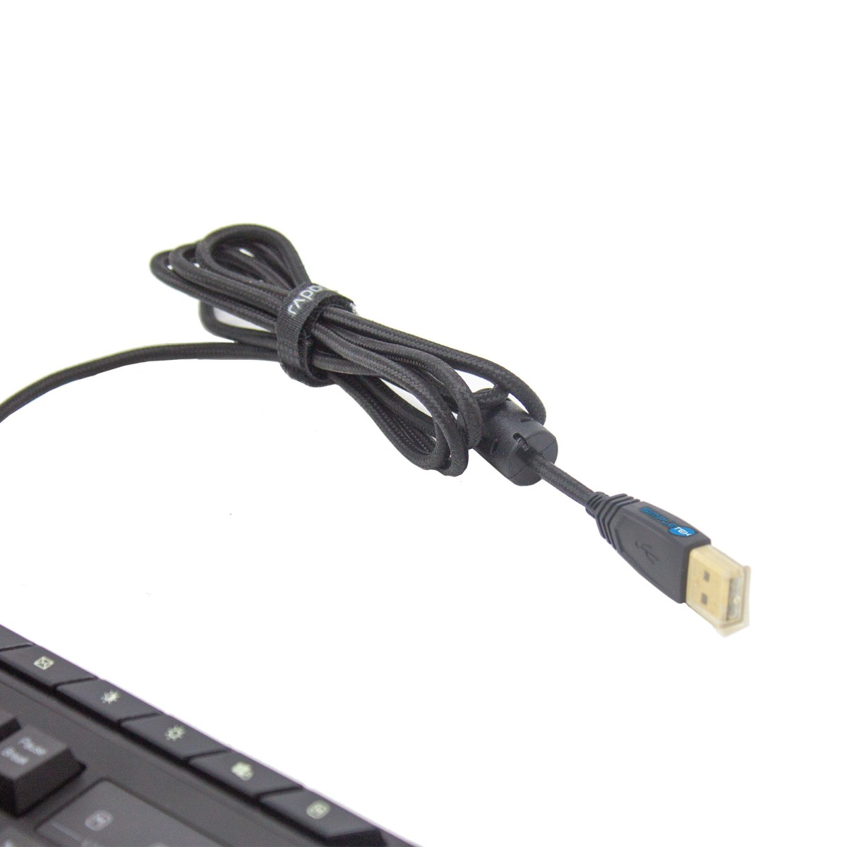 Cavo USB nero con chiusura in velcro, collegato a una tastiera.