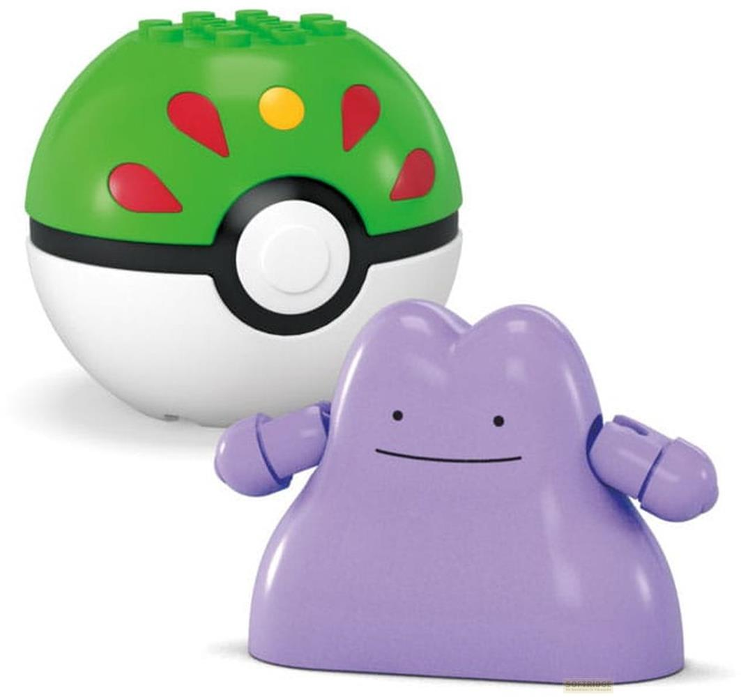 Un jouet Ditto violet est devant un jouet Poké Ball vert sur le dessus.
