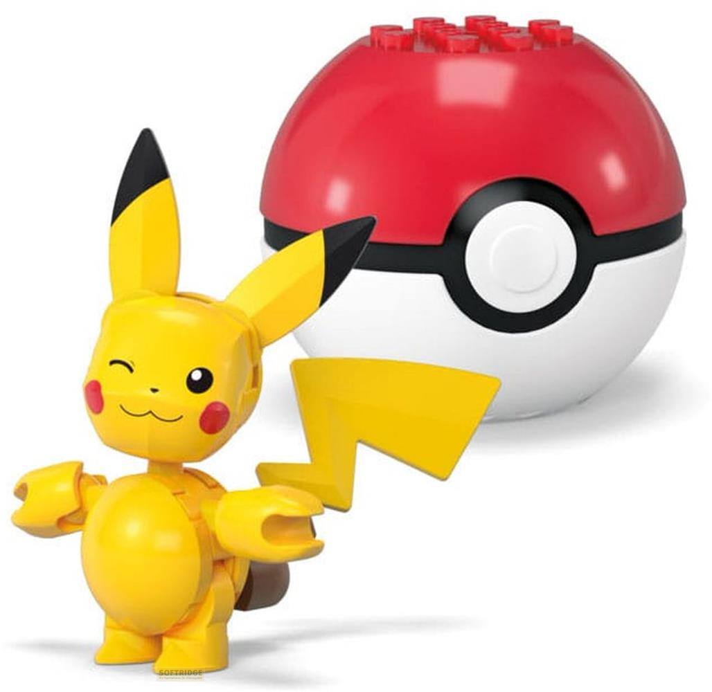 Un jouet Pikachu jaune avec un Pokeball en arrière-plan.