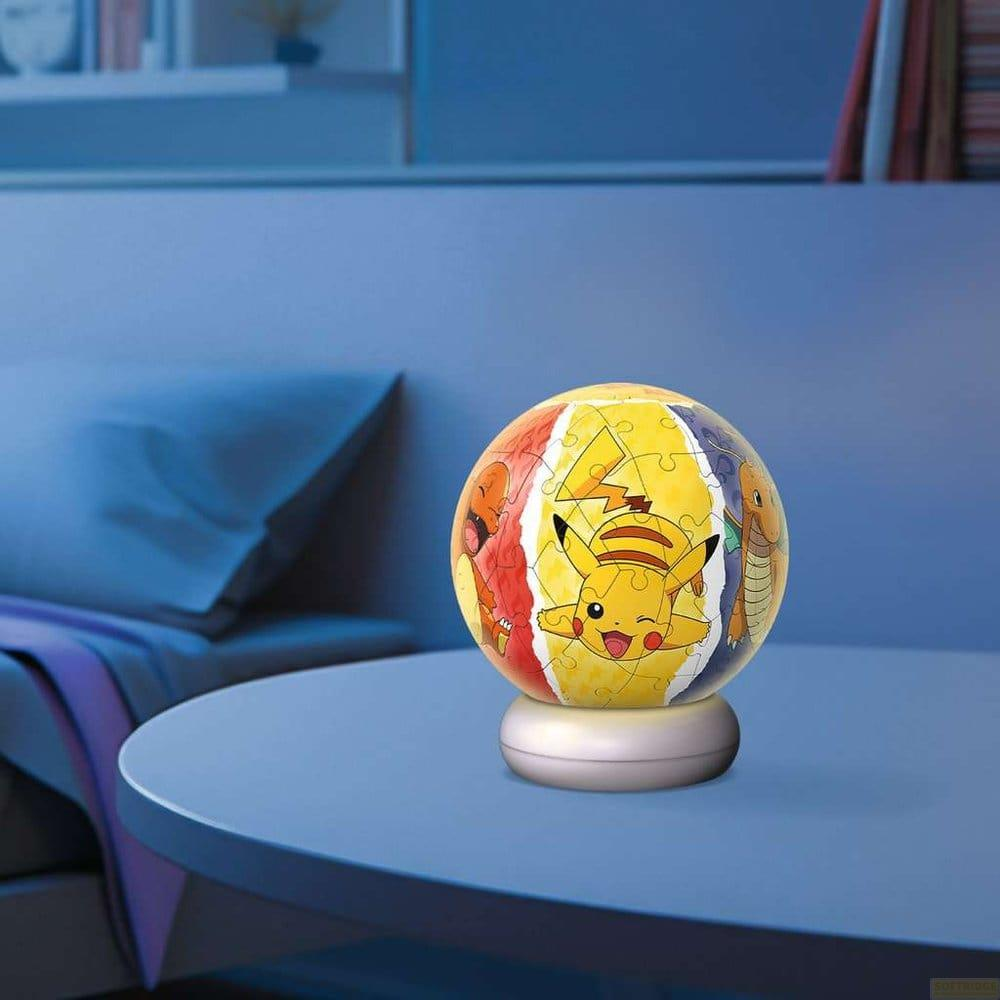 Lampe puzzle ronde Pokémon avec Pikachu, Salamèche et Carapuce sur une table de chevet.