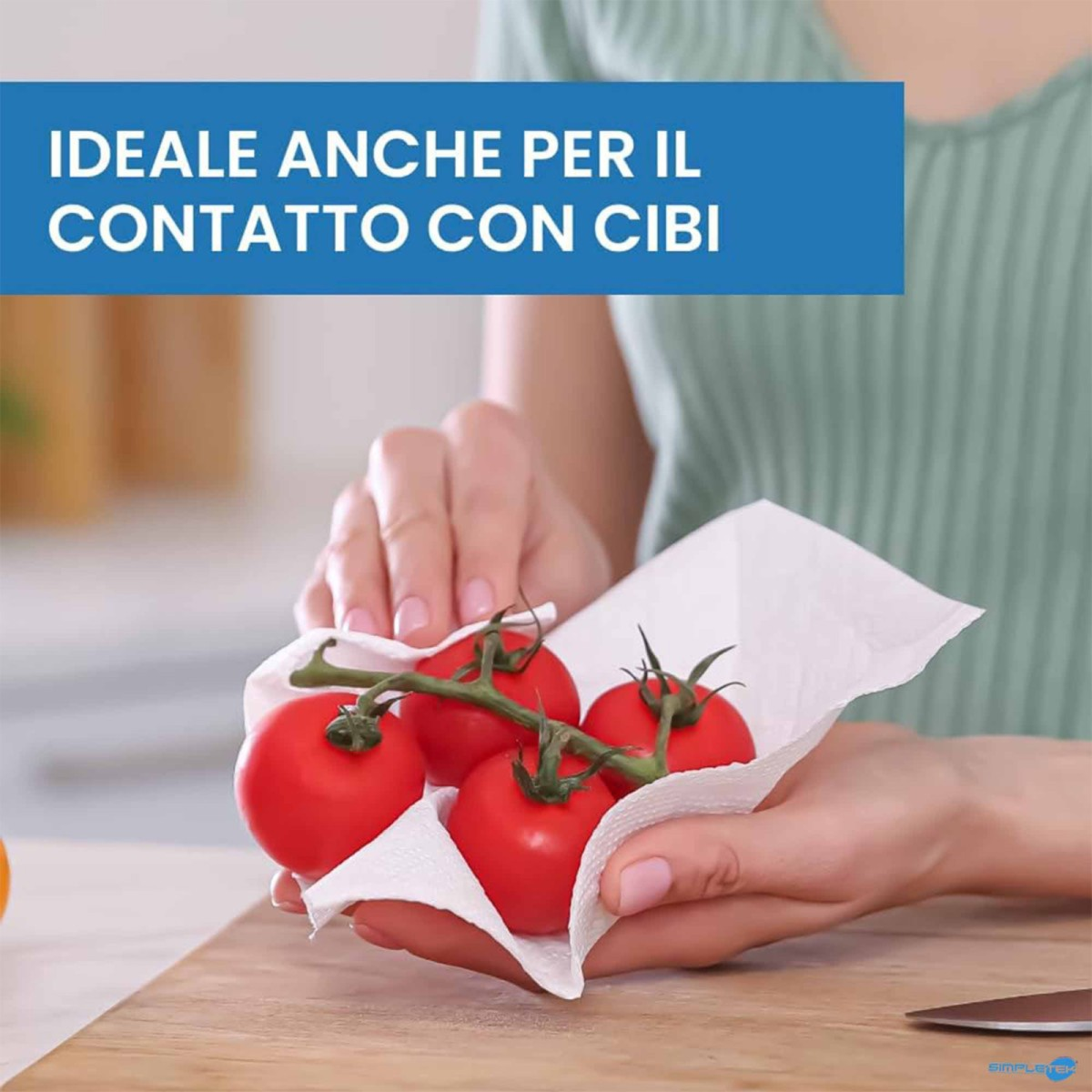 Mani che tengono pomodori su un ramo, avvolti in carta bianca.