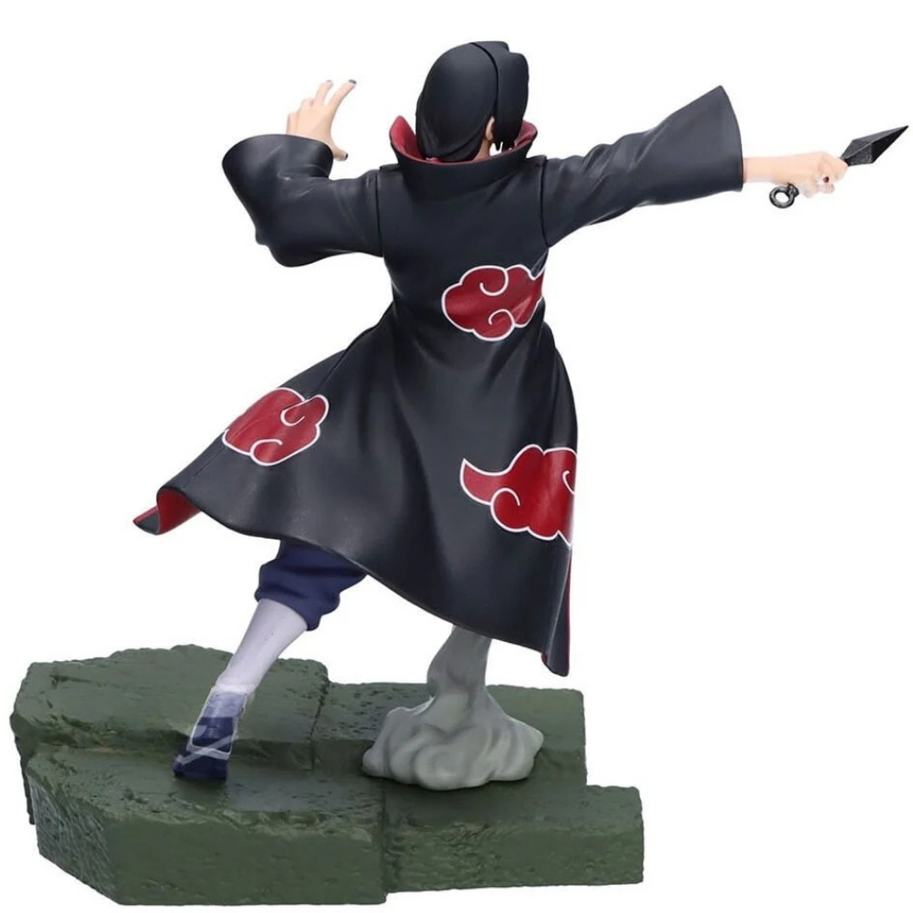 Eine Figur von Itachi Uchiha in seiner Akatsuki-Robe, die ein Kunai hält.