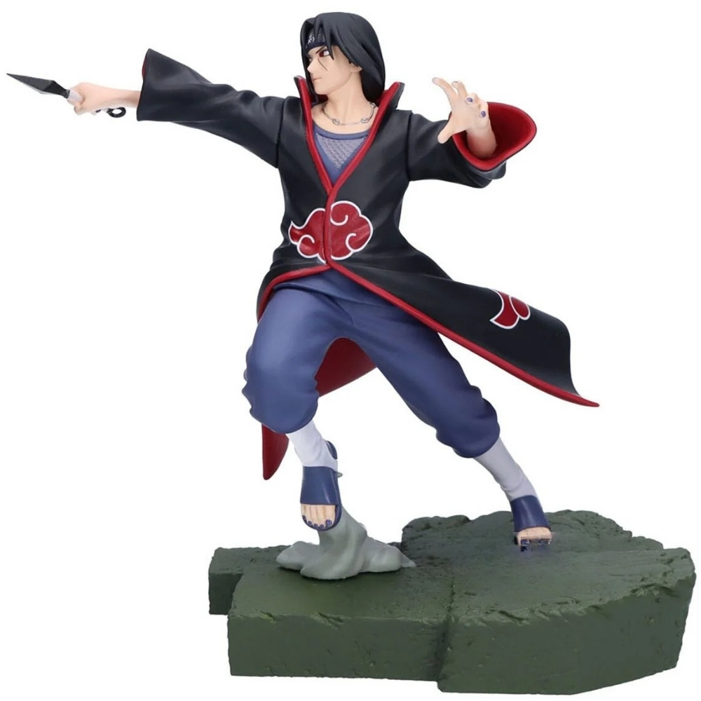Naruto Akatsuki Figur in schwarzem Gewand mit roten Wolken, hält ein Kunai.