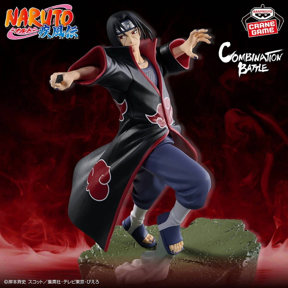 Itachi Uchiha Figur in Akatsuki-Umhang mit roten Wolken auf schwarzem Hintergrund.