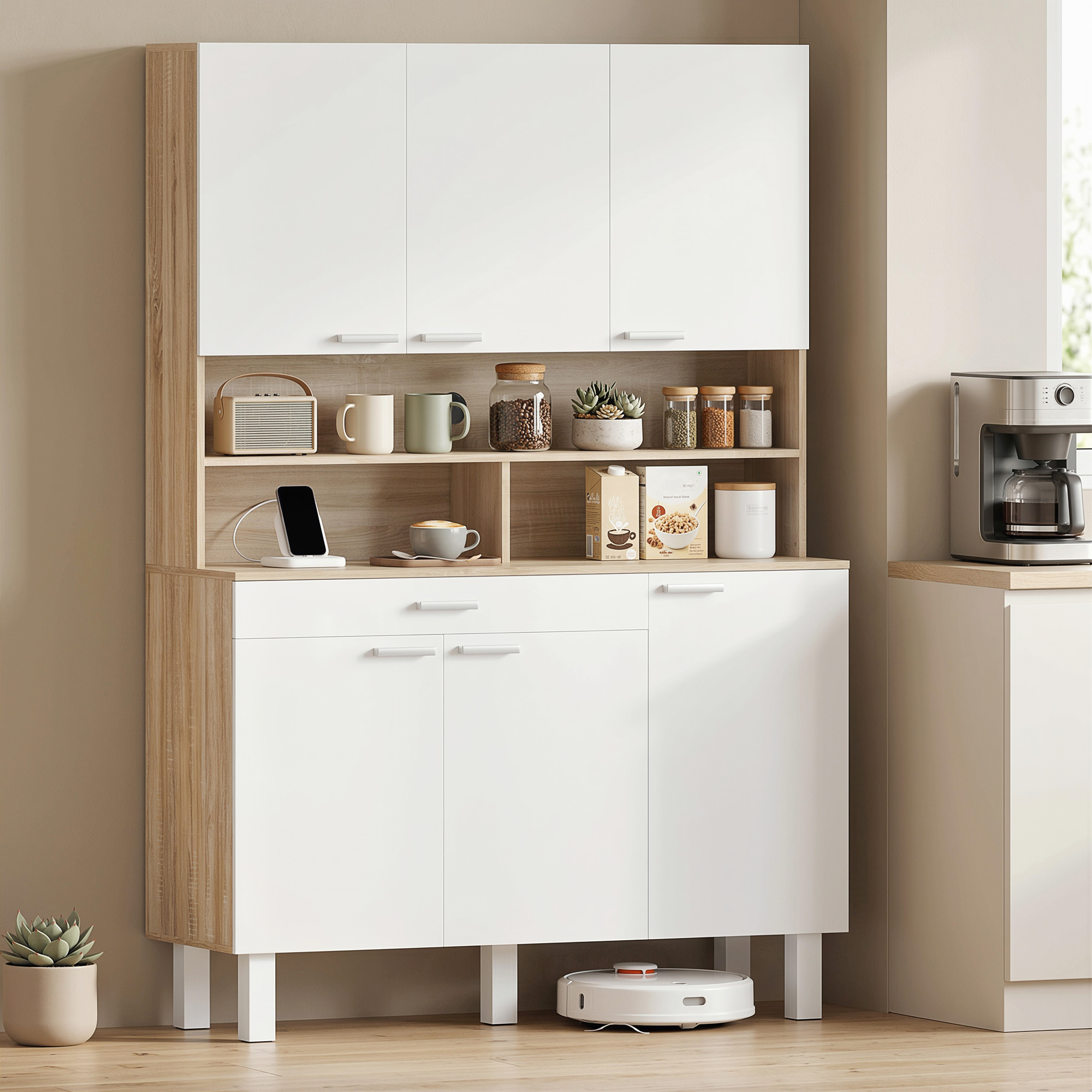Una credenza da cucina bianca con dettagli in legno, con barattoli, tazze e macchina da caffè.