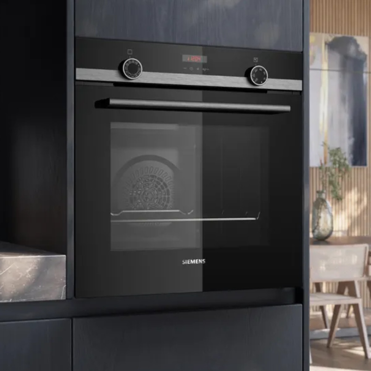 Un moderno forno da incasso nero con controlli digitali e porta in vetro.
