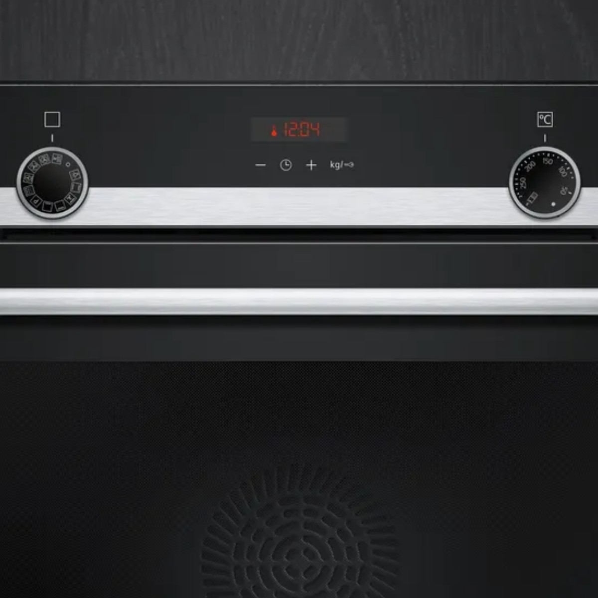 Un moderno forno nero con controlli digitali e manopole rotanti.