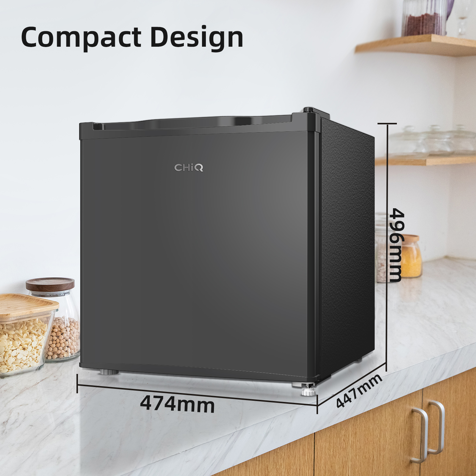Un mini-frigo noir sur un comptoir avec dimensions indiquées.
