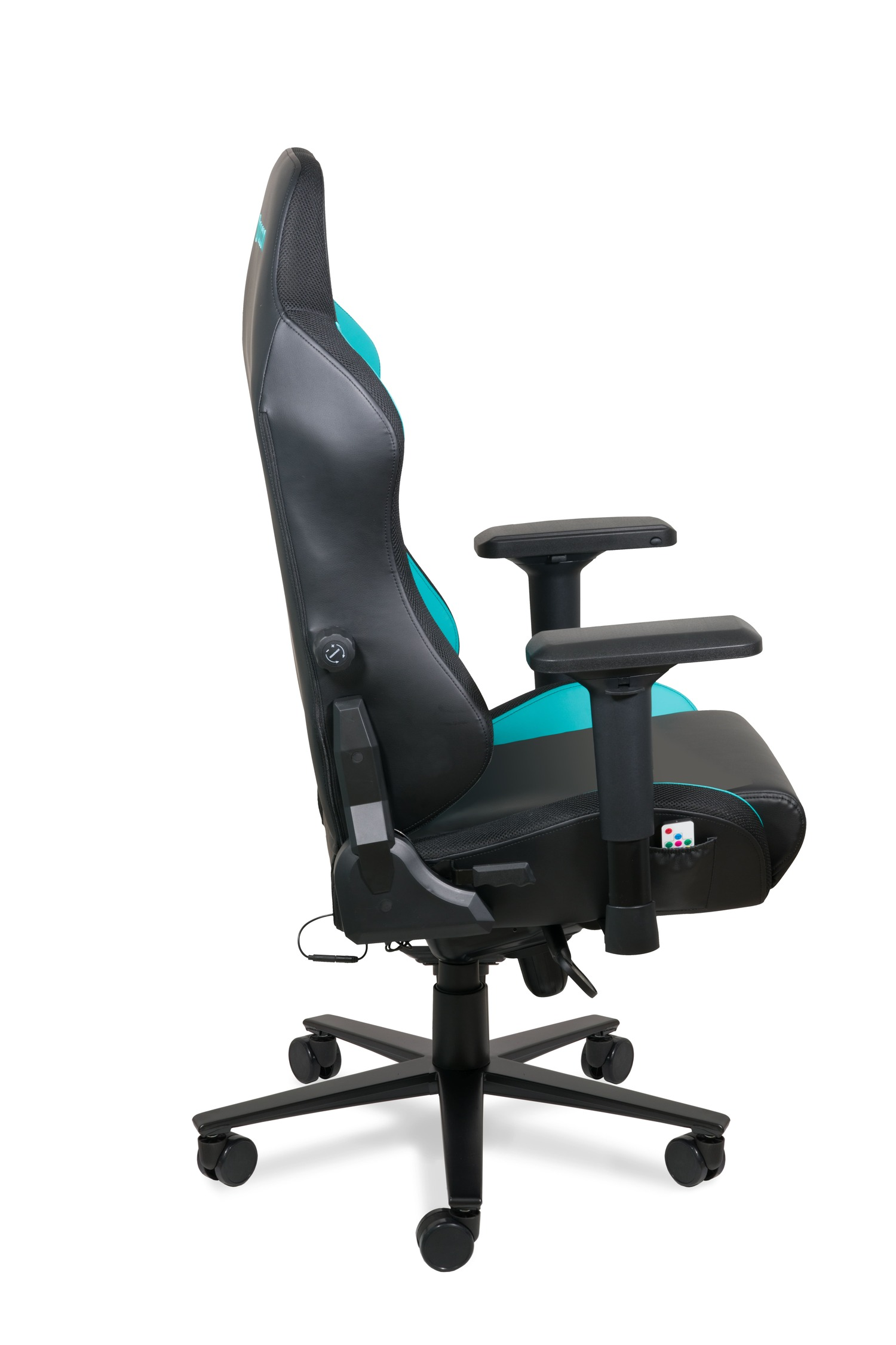 Silla gamer negra con detalles turquesa, sobre ruedas.