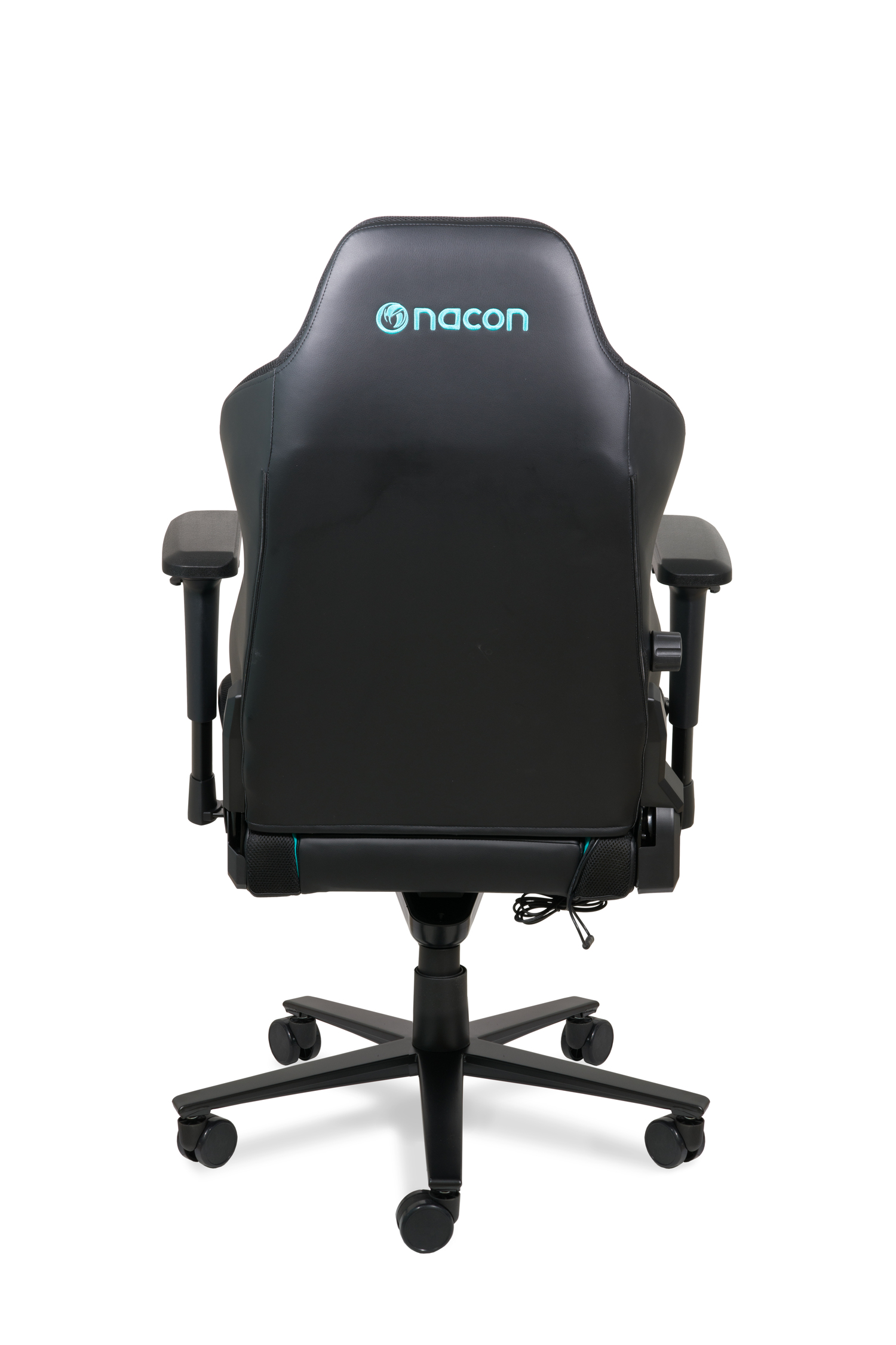 Silla gamer negra con logo Nacon azul claro en el respaldo.