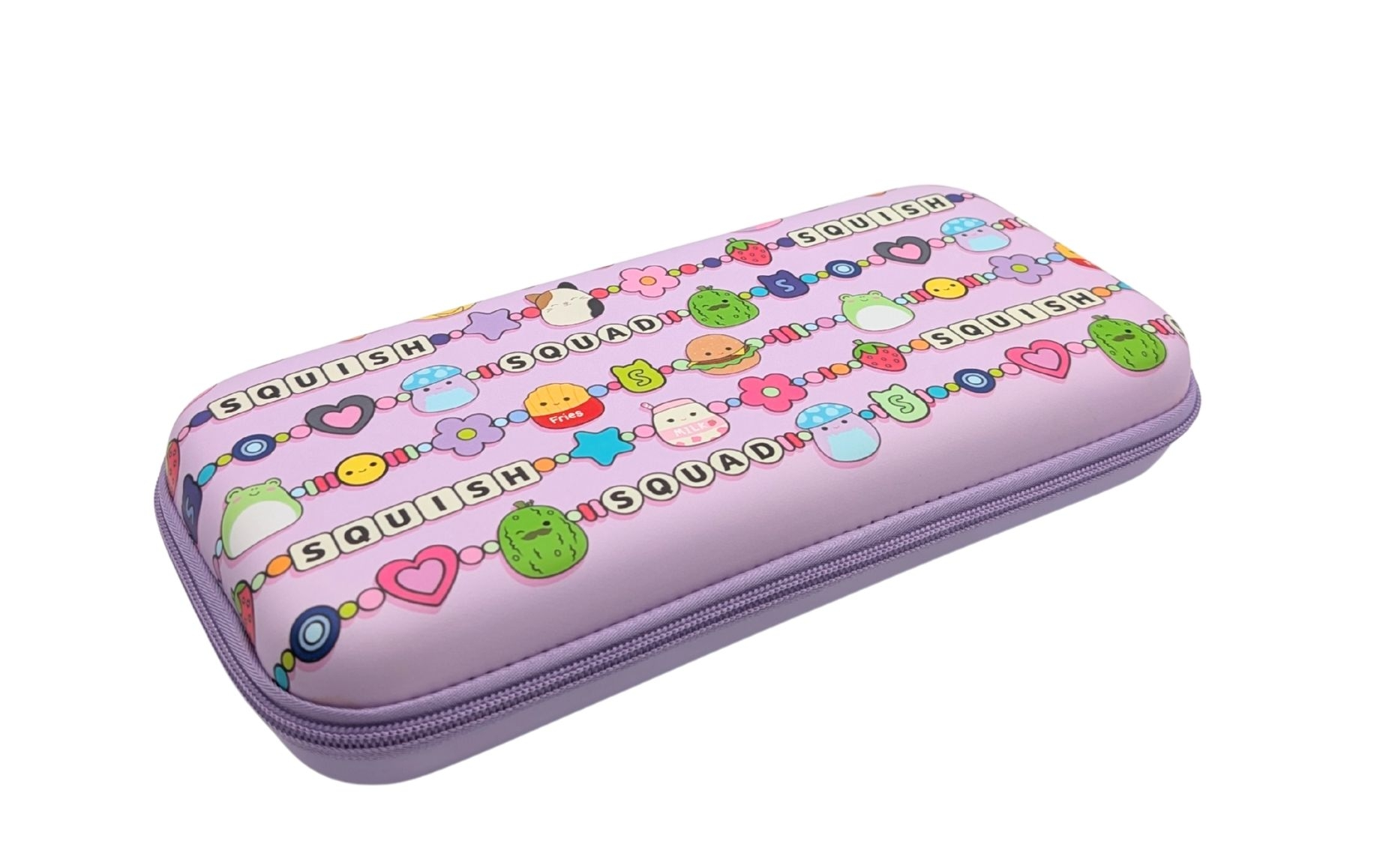 Estuche morado con dibujos de Squishmallows, letras y cuentas coloridas.