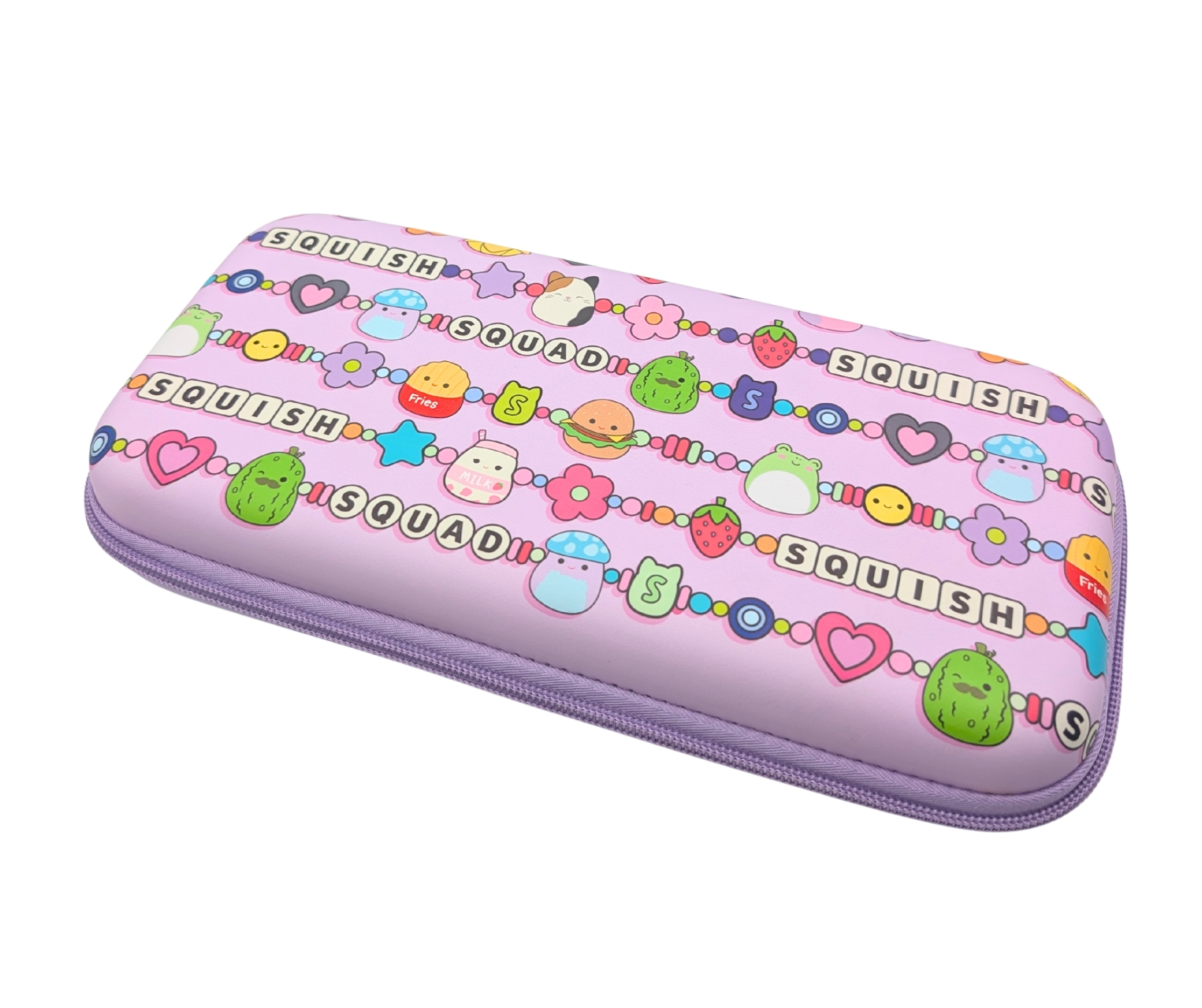 Un estuche morado decorado con personajes kawaii como ranas, champiñones, fresas y la palabra SQUISH.