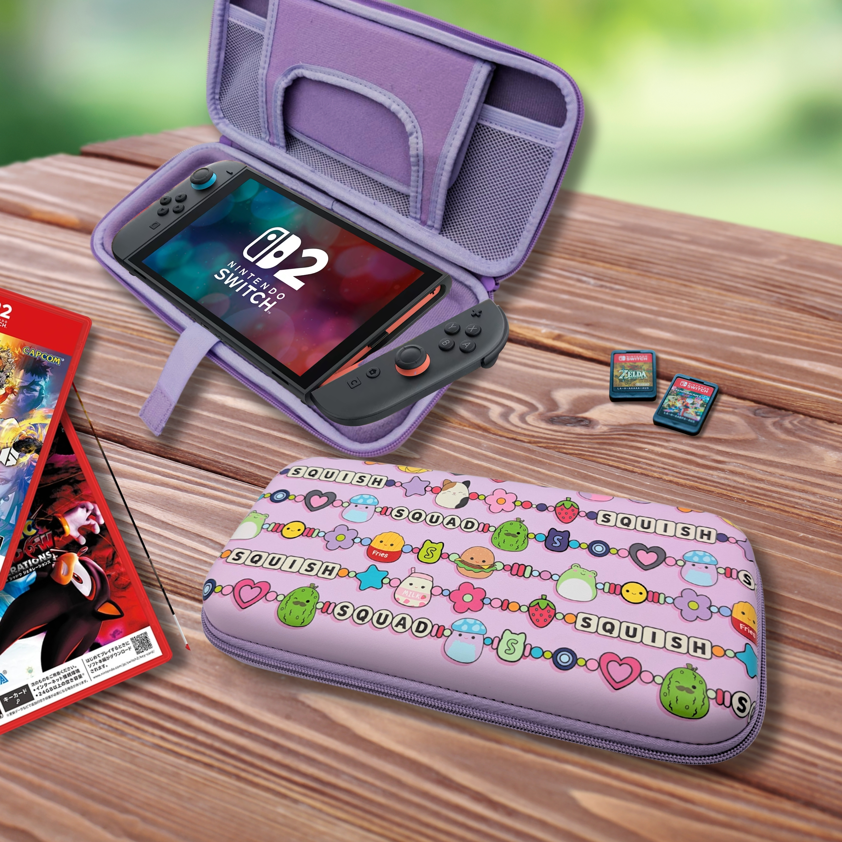 Nintendo Switch en un estuche morado sobre una mesa de madera, con juegos y accesorios cerca.