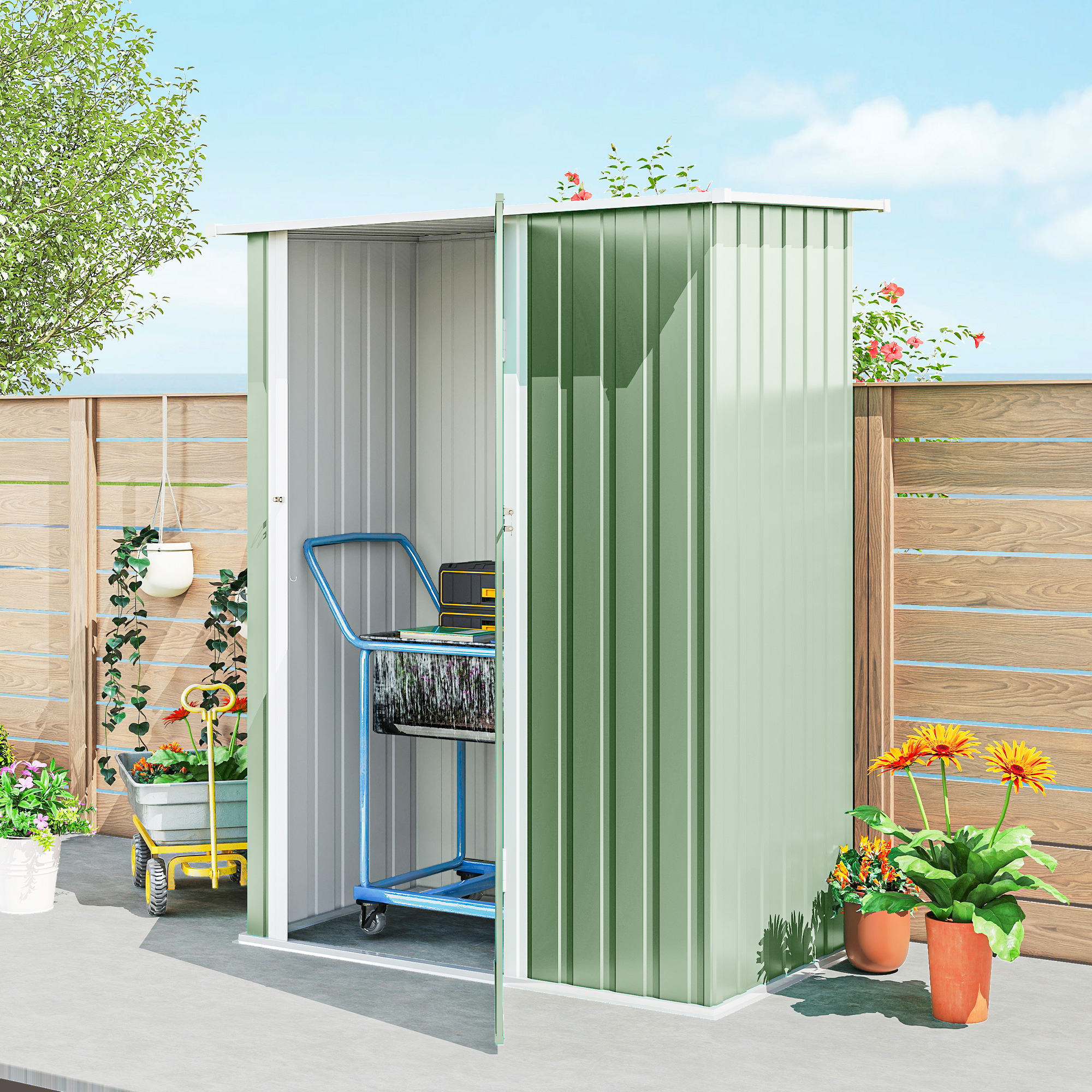 Un capanno da giardino verde con porta aperta, carrello degli attrezzi all'interno, all'esterno vicino a una recinzione di legno.