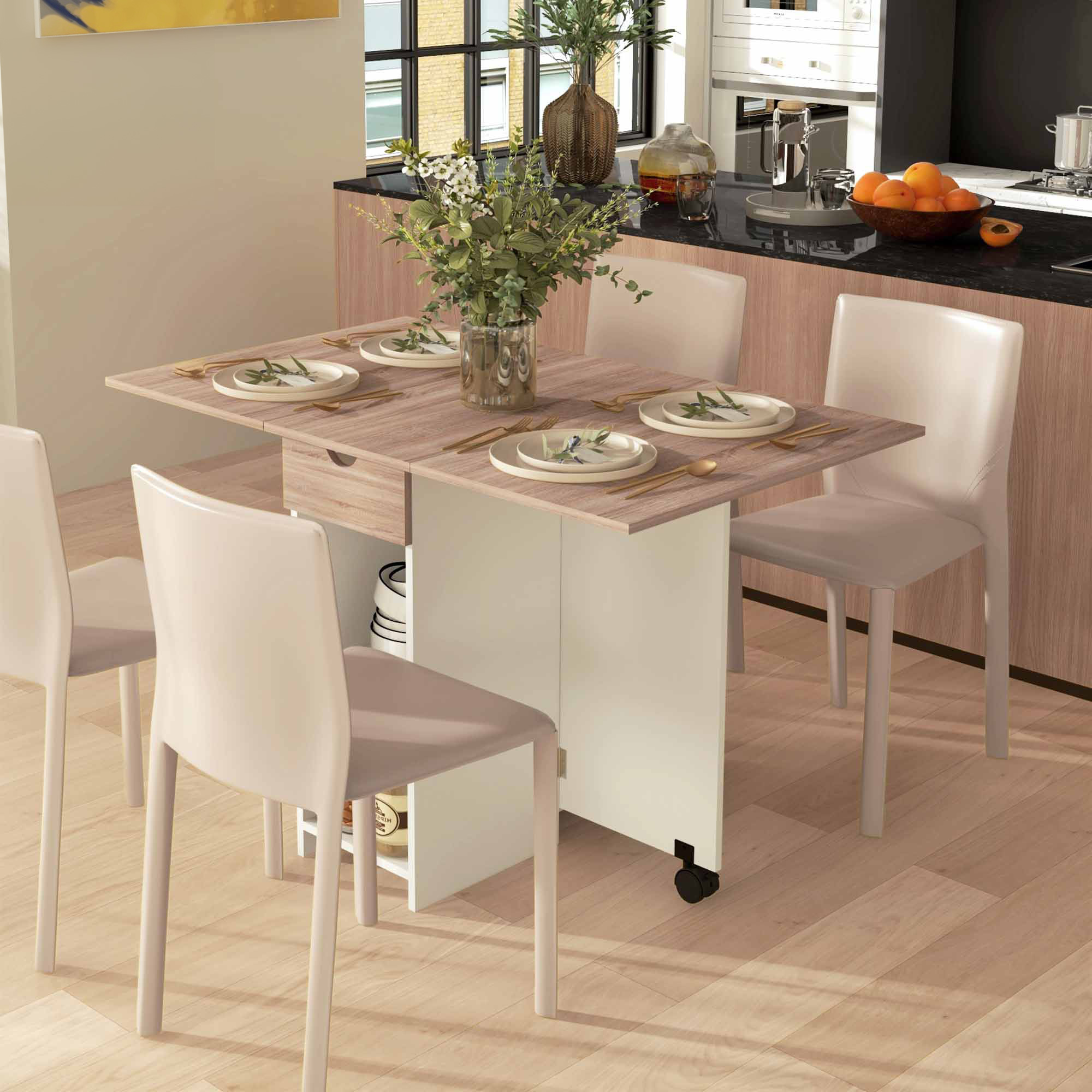 Un tavolo da pranzo allungabile con quattro sedie in una cucina luminosa.