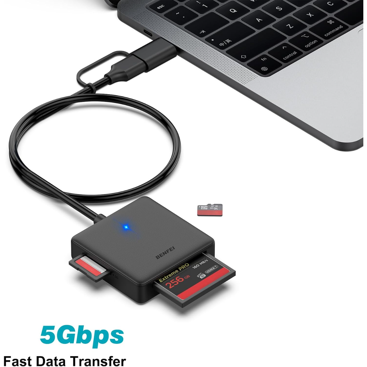 Un lector de tarjetas negro conectado a un portátil, con tarjetas SD y MicroSD insertadas.