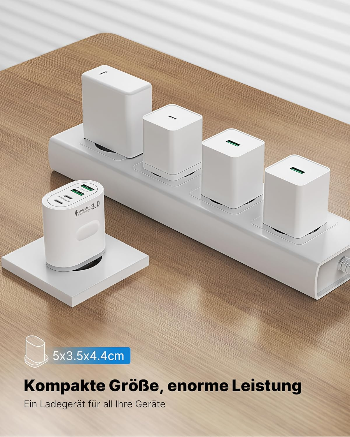 Cargadores blancos en una regleta blanca sobre una mesa de madera.