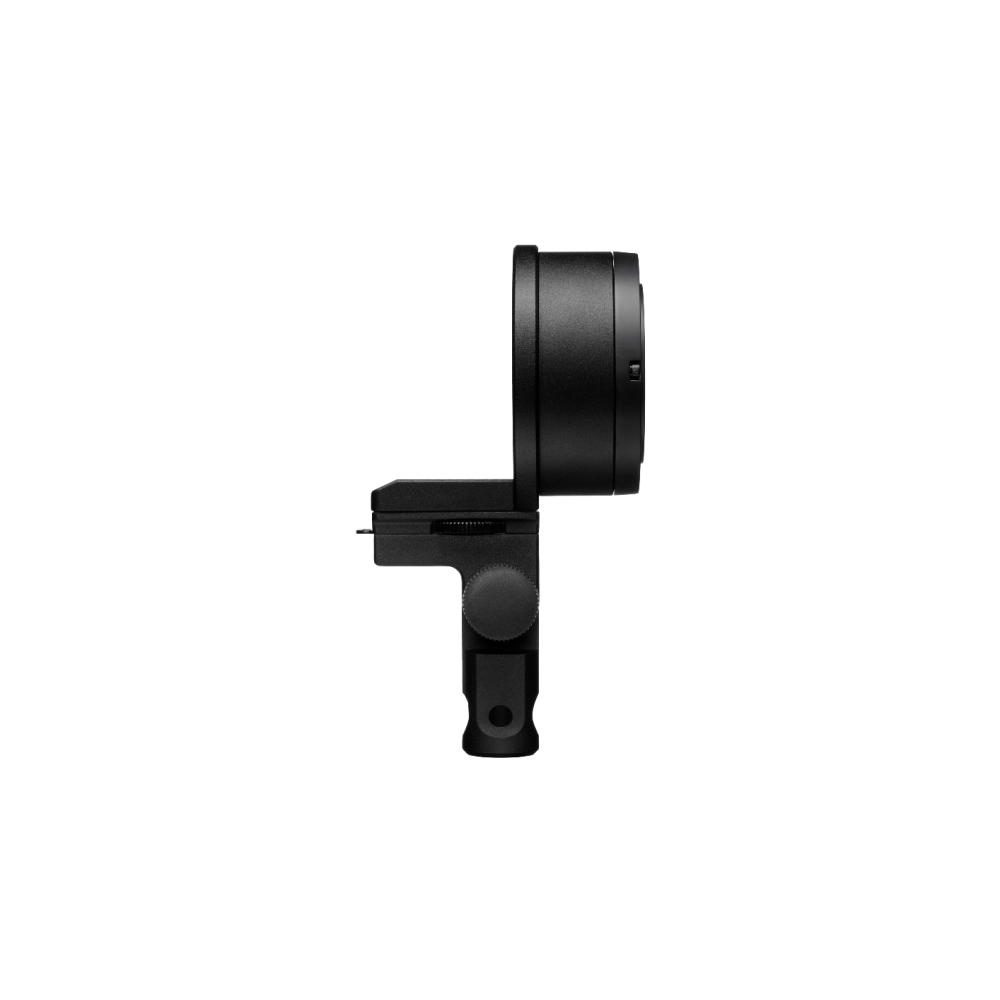 Een zwarte gimbal stabilizer met handvat en cameramontage, witte achtergrond.