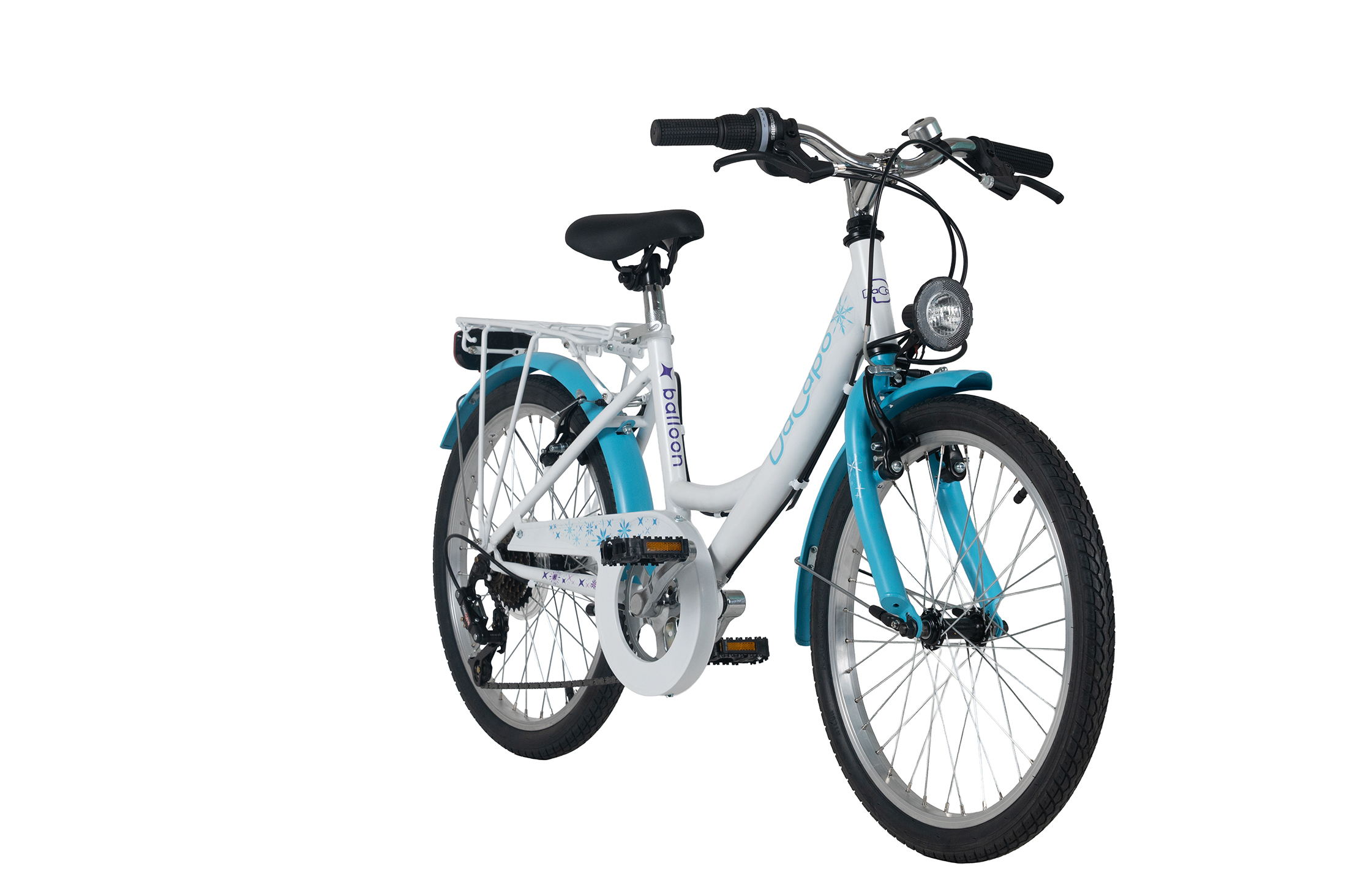 Ein weißes und blaues Kinderfahrrad mit Gepäckträger, Licht und Schneeflocken-Dekor.