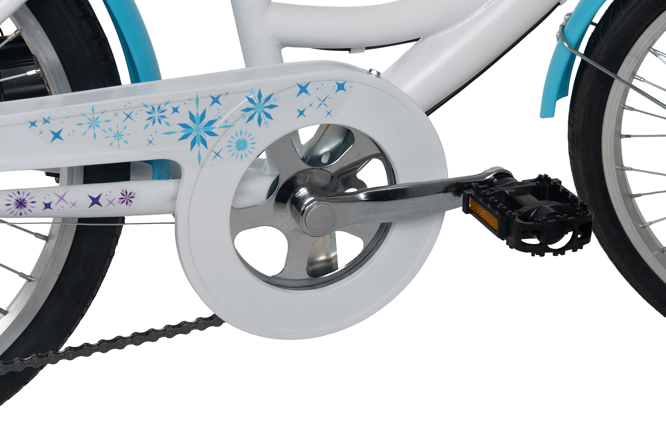 Weißer Fahrradrahmen mit blauen Schneeflocken-Aufklebern, silberner Kurbel und schwarzem Pedal.