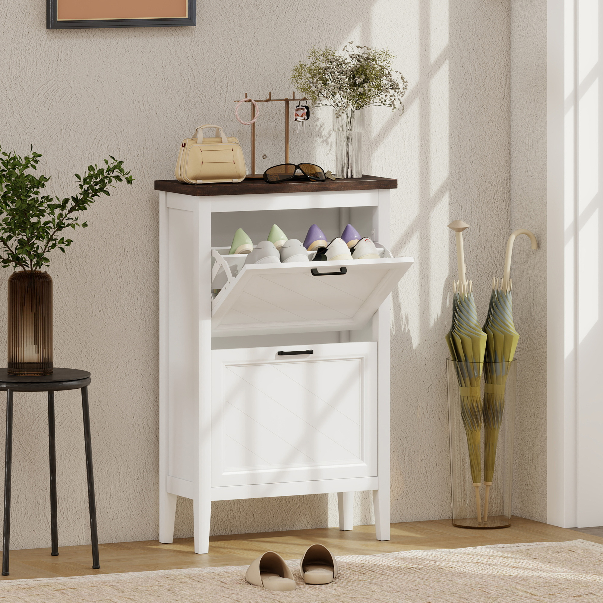 Una scarpiera bianca con piano marrone, contenente scarpe e decorazioni. Ombrelli vicini.
