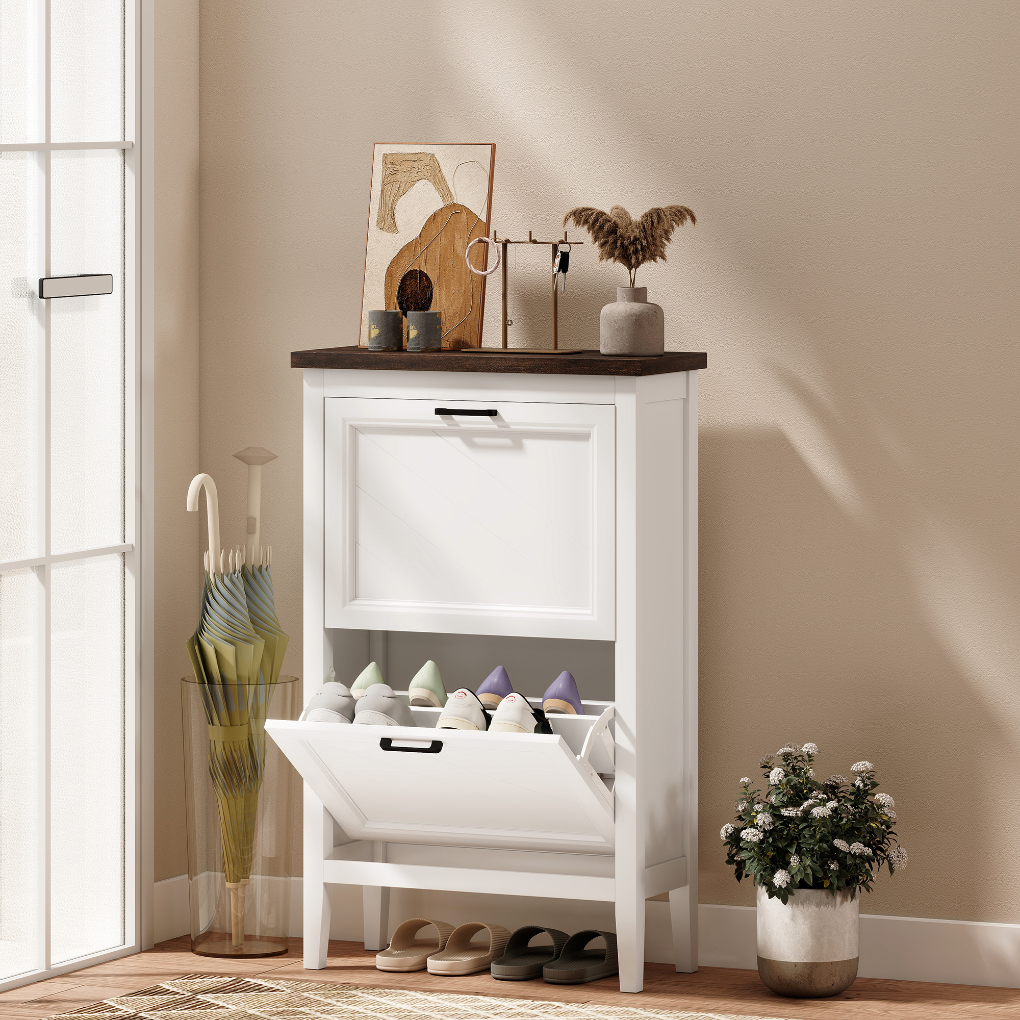 Una scarpiera bianca con piano scuro contiene scarpe e oggetti decorativi.