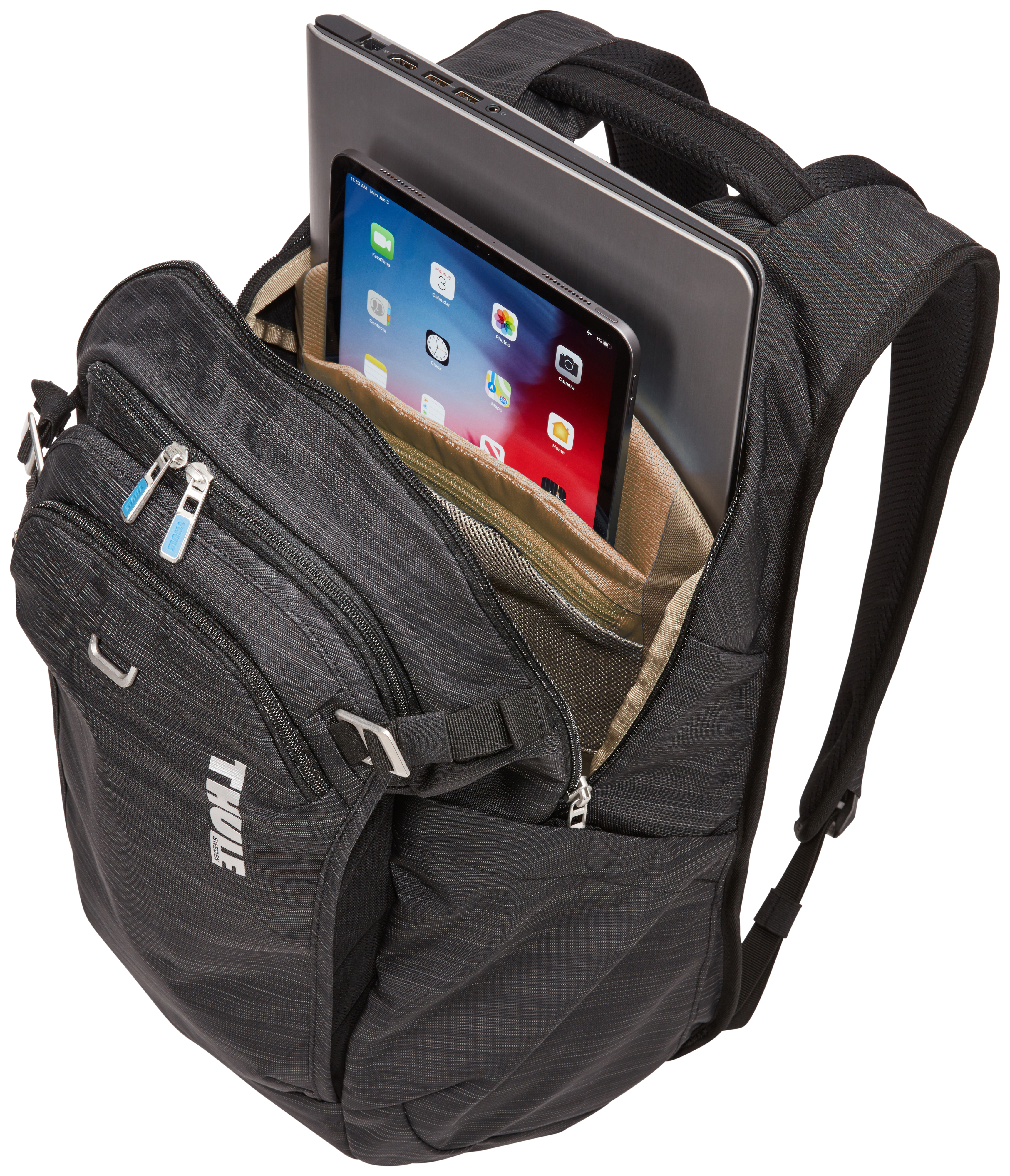 Zaino nero con scomparto aperto contenente un laptop e un tablet.
