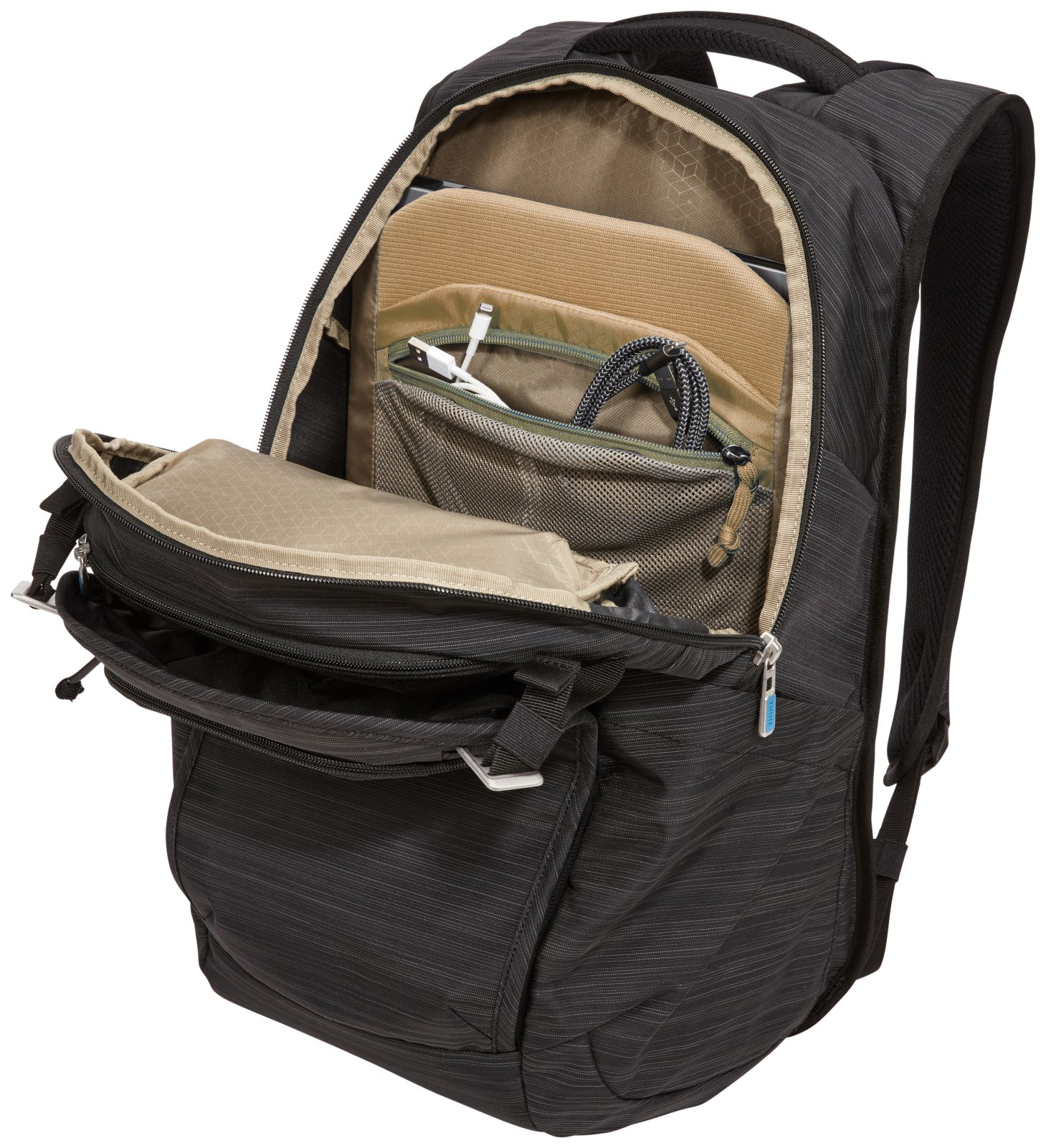 Zaino nero con scomparto principale aperto, custodia per laptop, cavi e cavo di ricarica bianco.