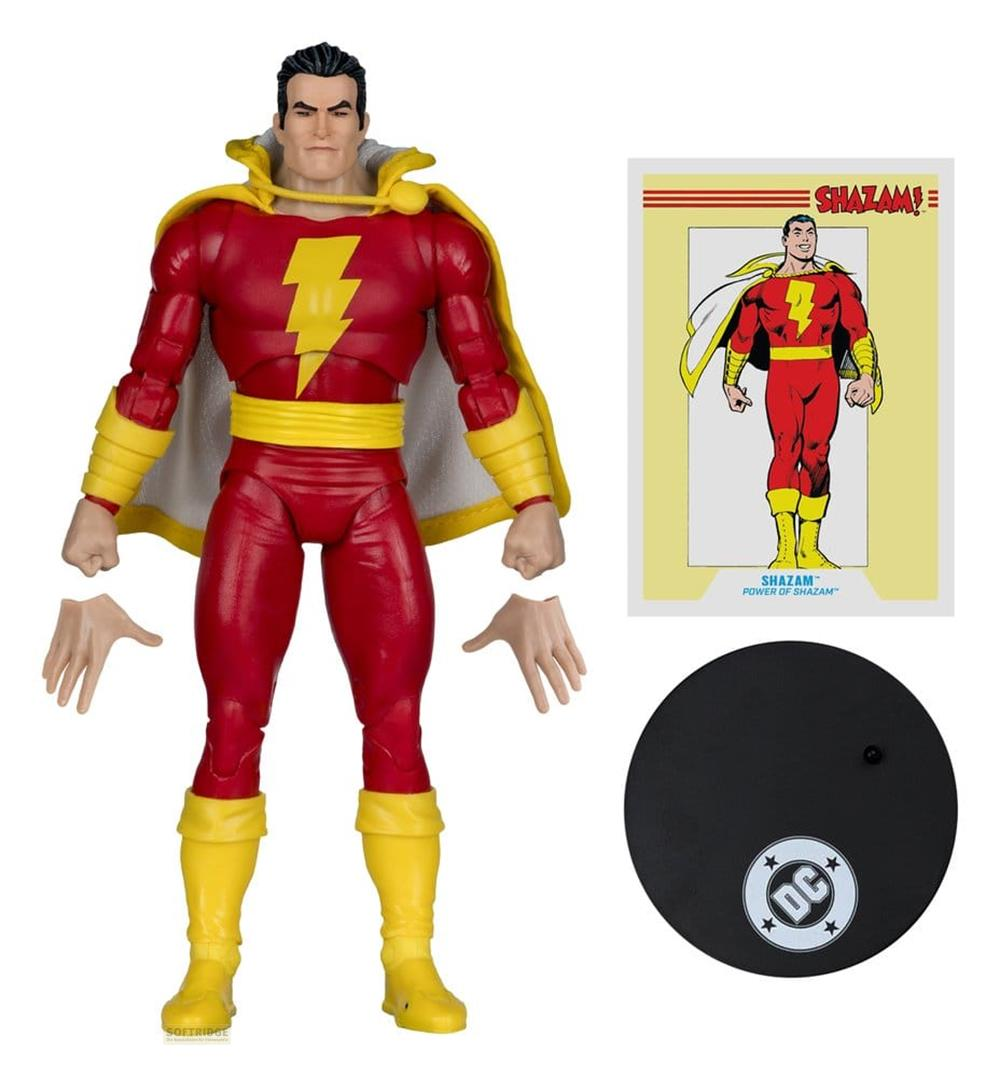 Eine Shazam-Actionfigur in Rot und Gelb mit Umhang, neben einer Sammelkarte und einem Ständer.