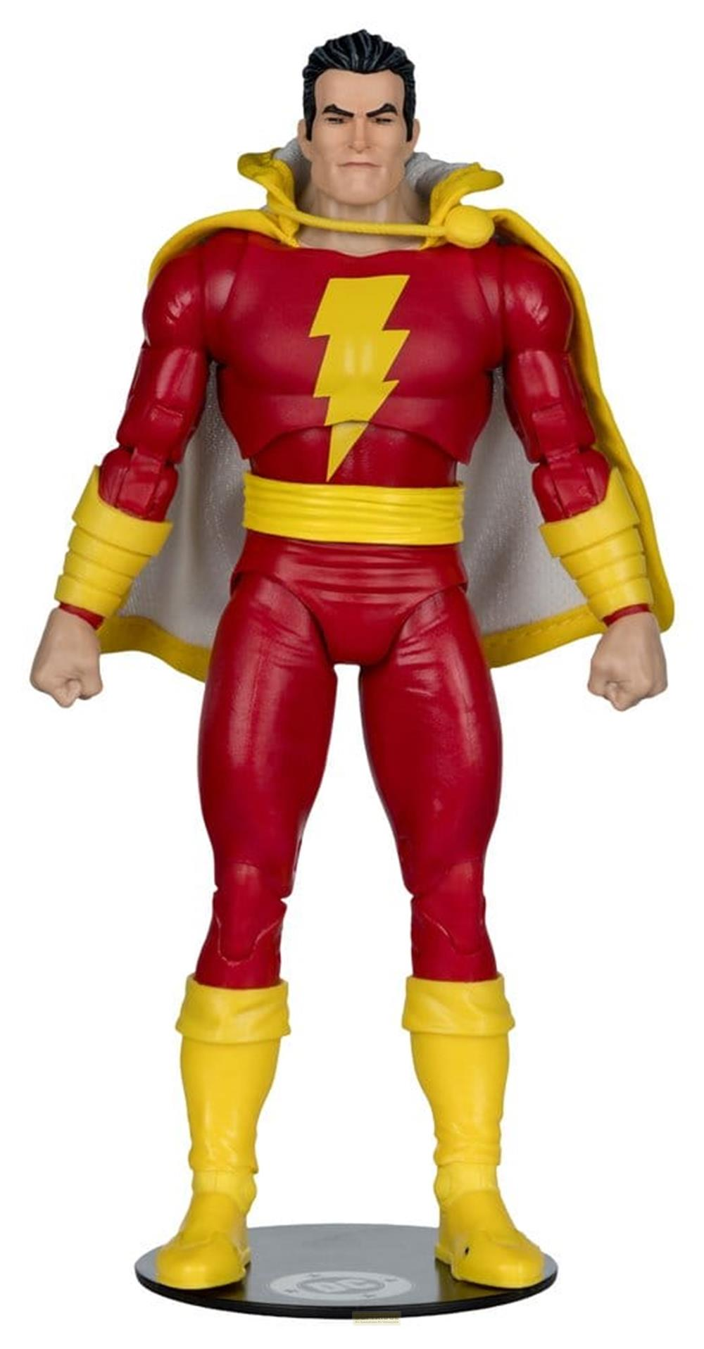 Eine Actionfigur von Shazam in Rot und Gelb steht auf einem Sockel.
