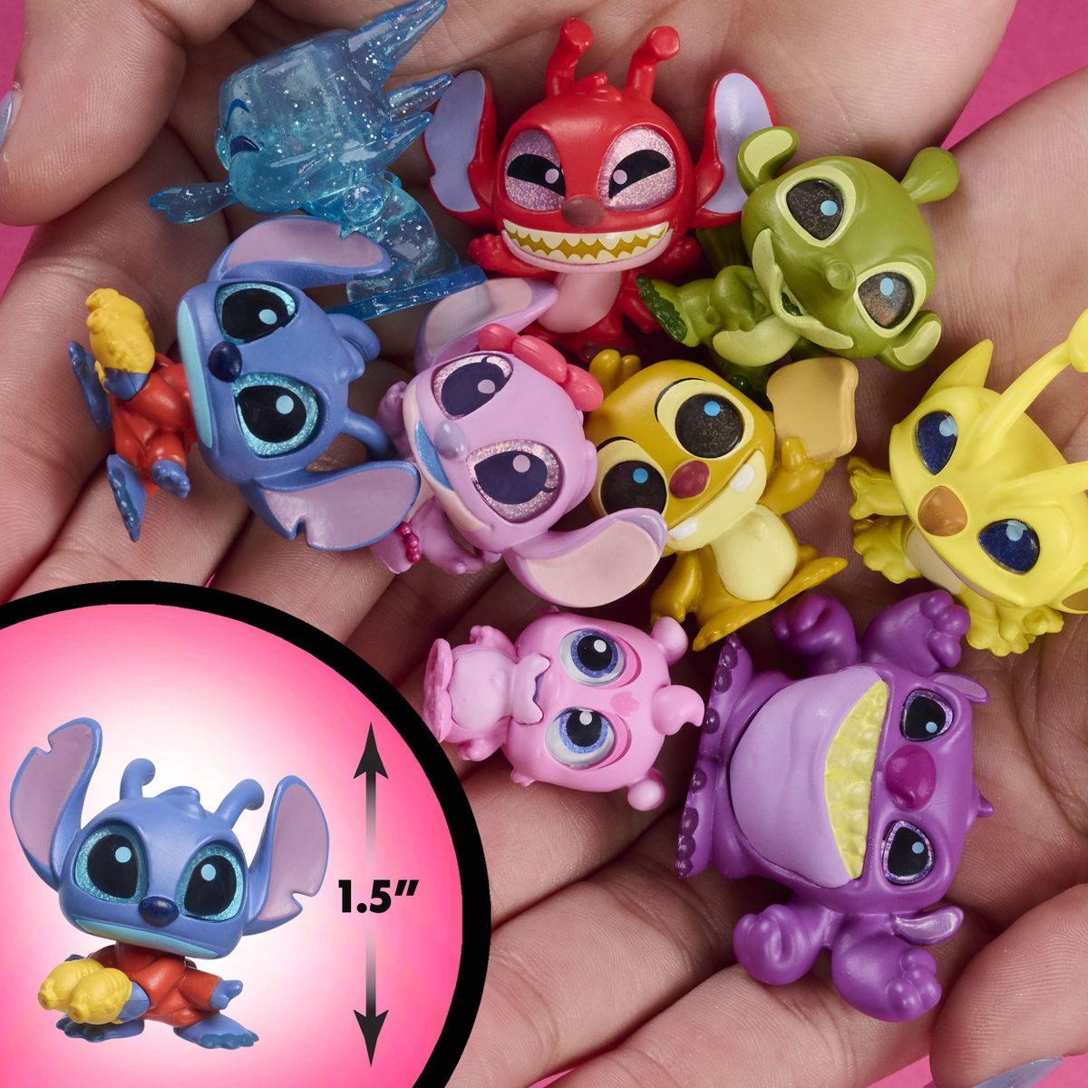 Una mano sostiene varias figuras pequeñas y coloridas de Stitch en varias poses.