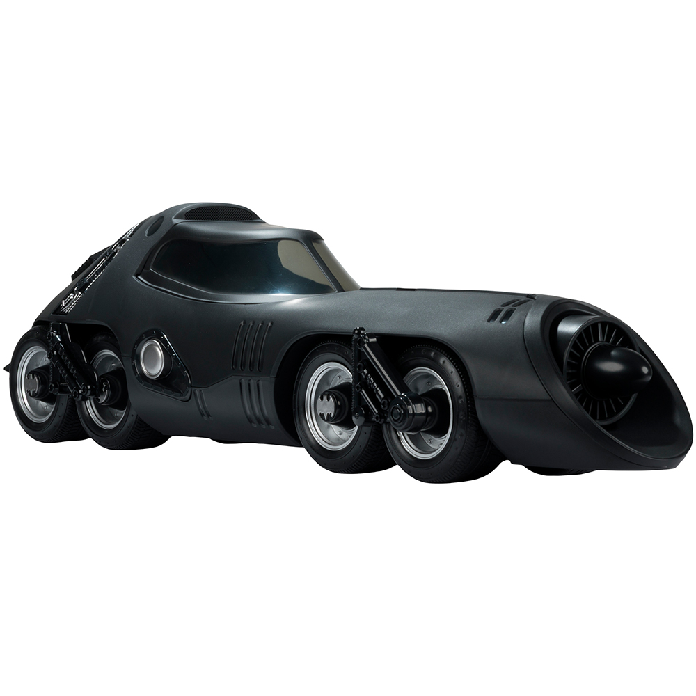 Ein schwarzer, futuristischer Batmobil mit sechs Rädern und einem Jetantrieb vorne.