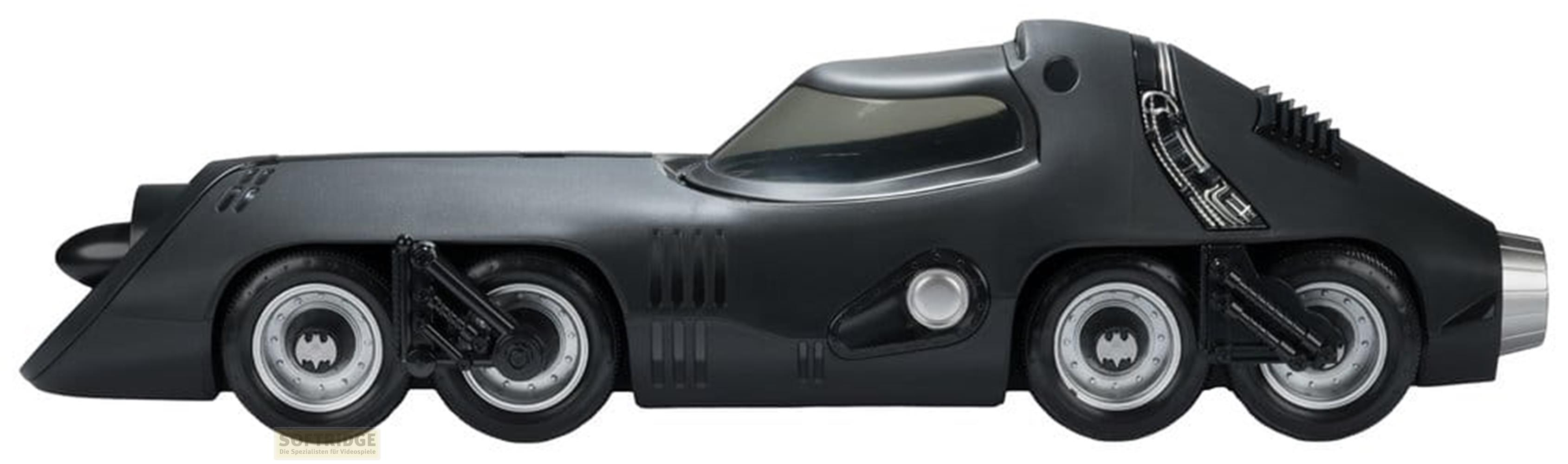 Ein schwarzes Batmobil mit sechs Rädern auf weißem Hintergrund.
