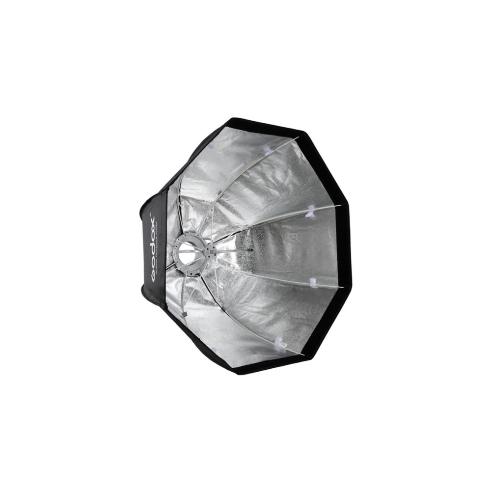 Un softbox ottagonale argentato con bordo nero, isolato su sfondo bianco.