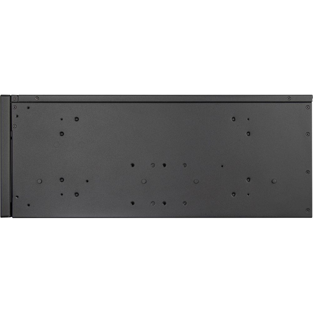 Châssis noir pour montage en rack avec de nombreux trous et points de fixation.