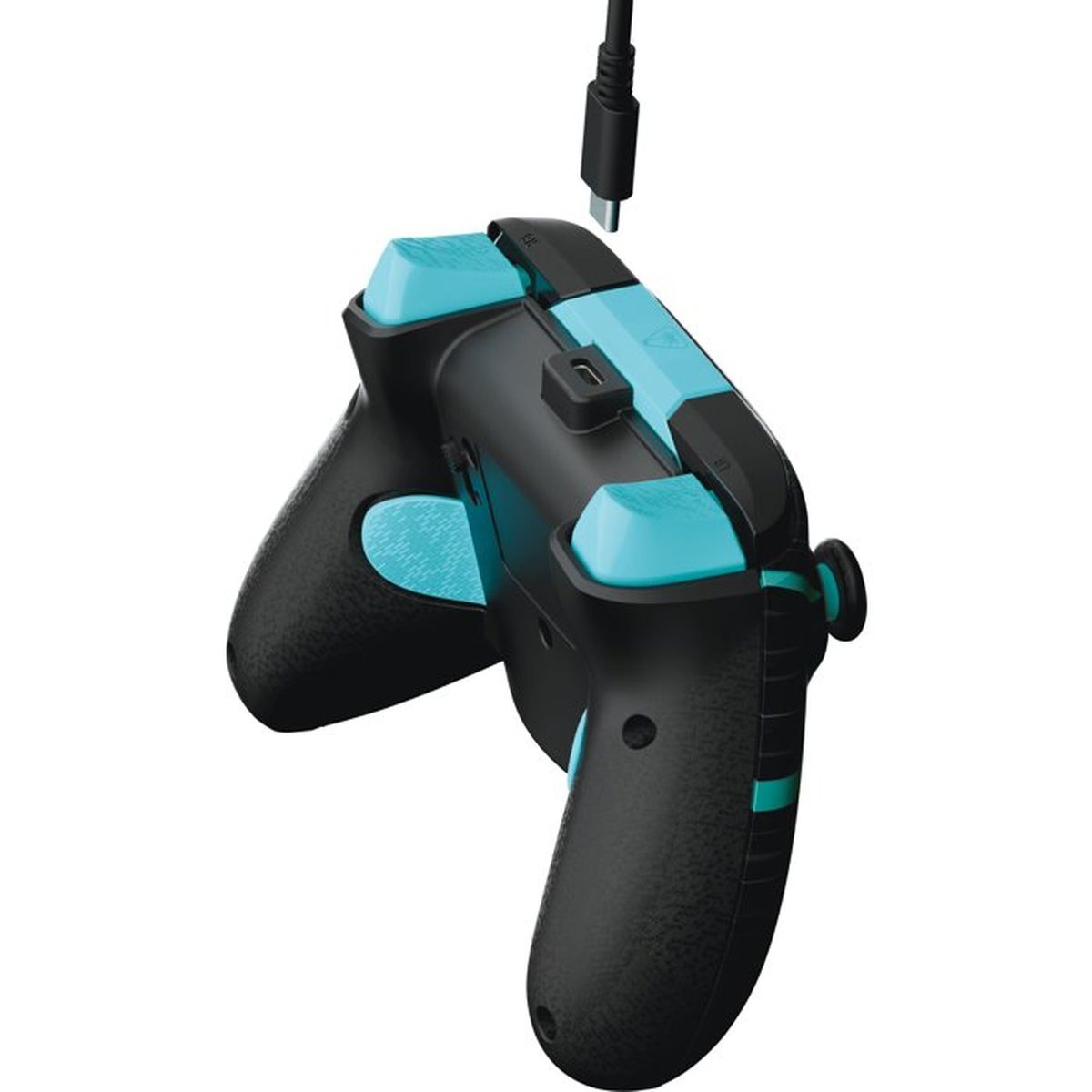 Schwarzer Gamecontroller mit hellblauen Akzenten, USB-C-Kabel wird angeschlossen.